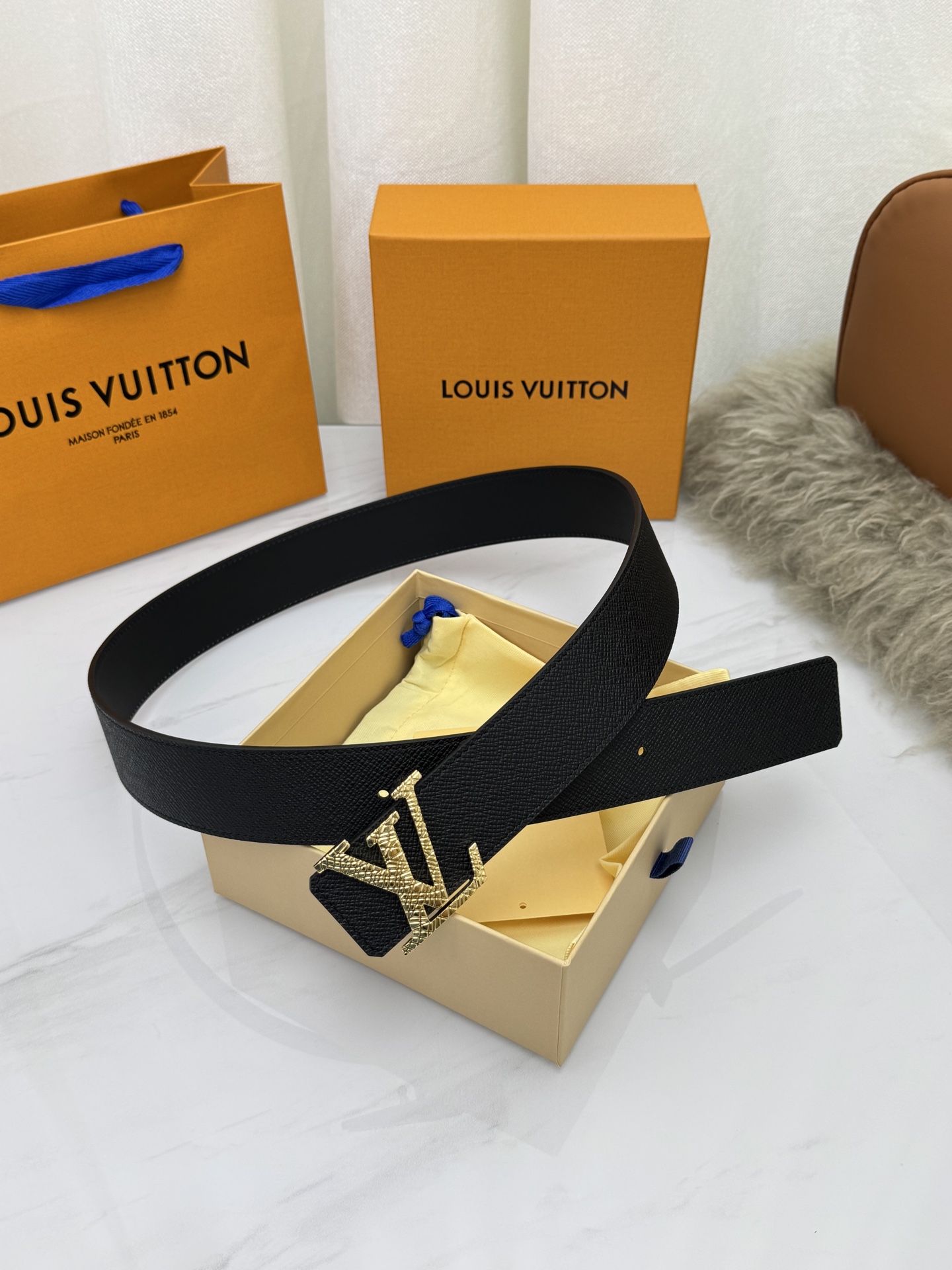 LV 奢华款现代 饰以雅致大方的标志性 柔软结实的皮带，可搭配从礼服到休闲装各种服饰。宽度4.0cm