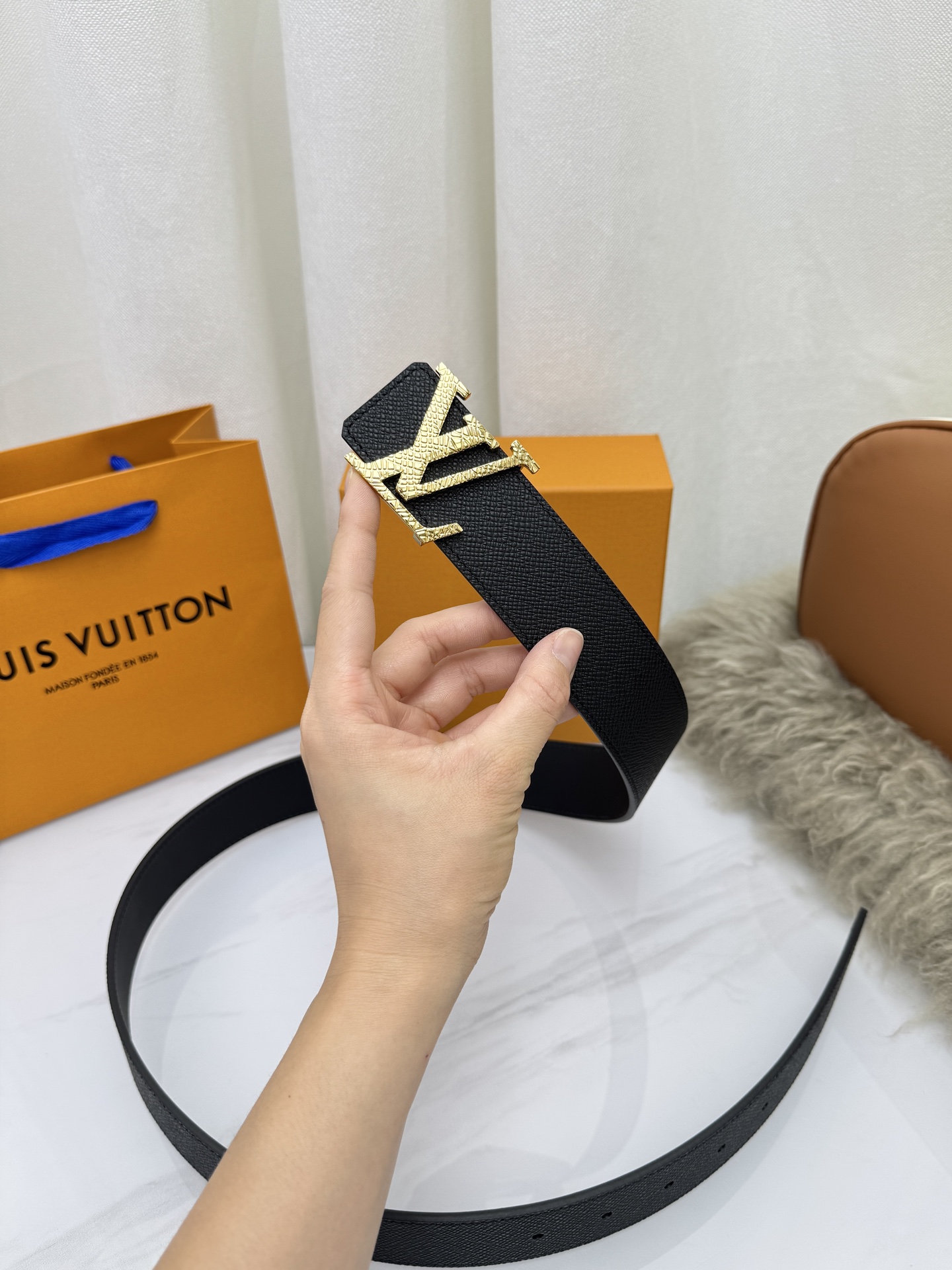 LV 奢华款现代 饰以雅致大方的标志性 柔软结实的皮带，可搭配从礼服到休闲装各种服饰。宽度4.0cm
