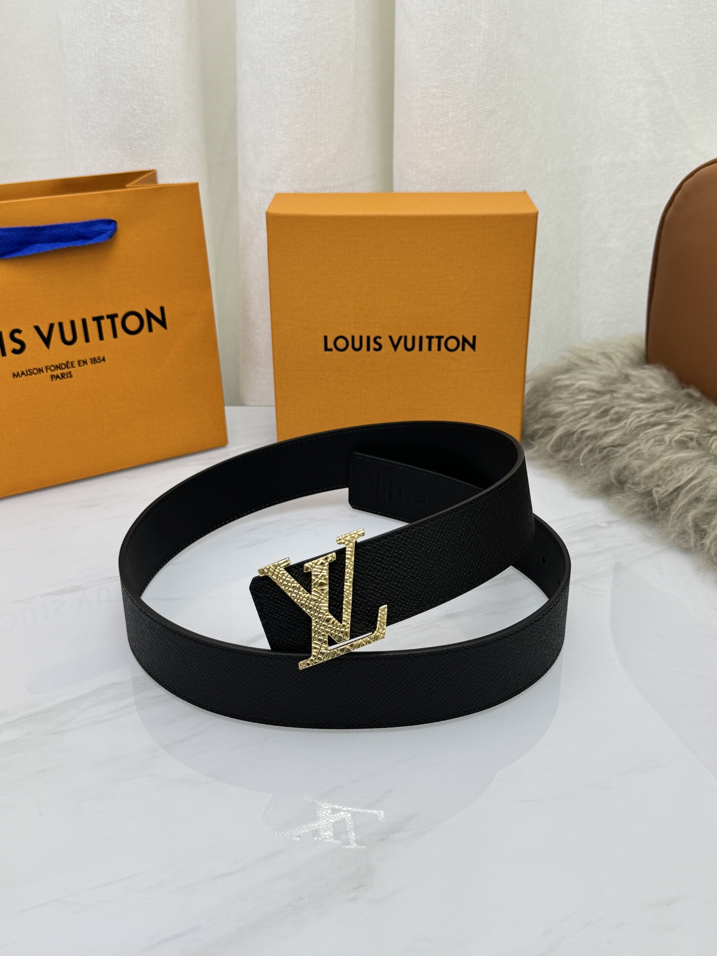 LV 奢华款现代 饰以雅致大方的标志性 柔软结实的皮带，可搭配从礼服到休闲装各种服饰。宽度4.0cm