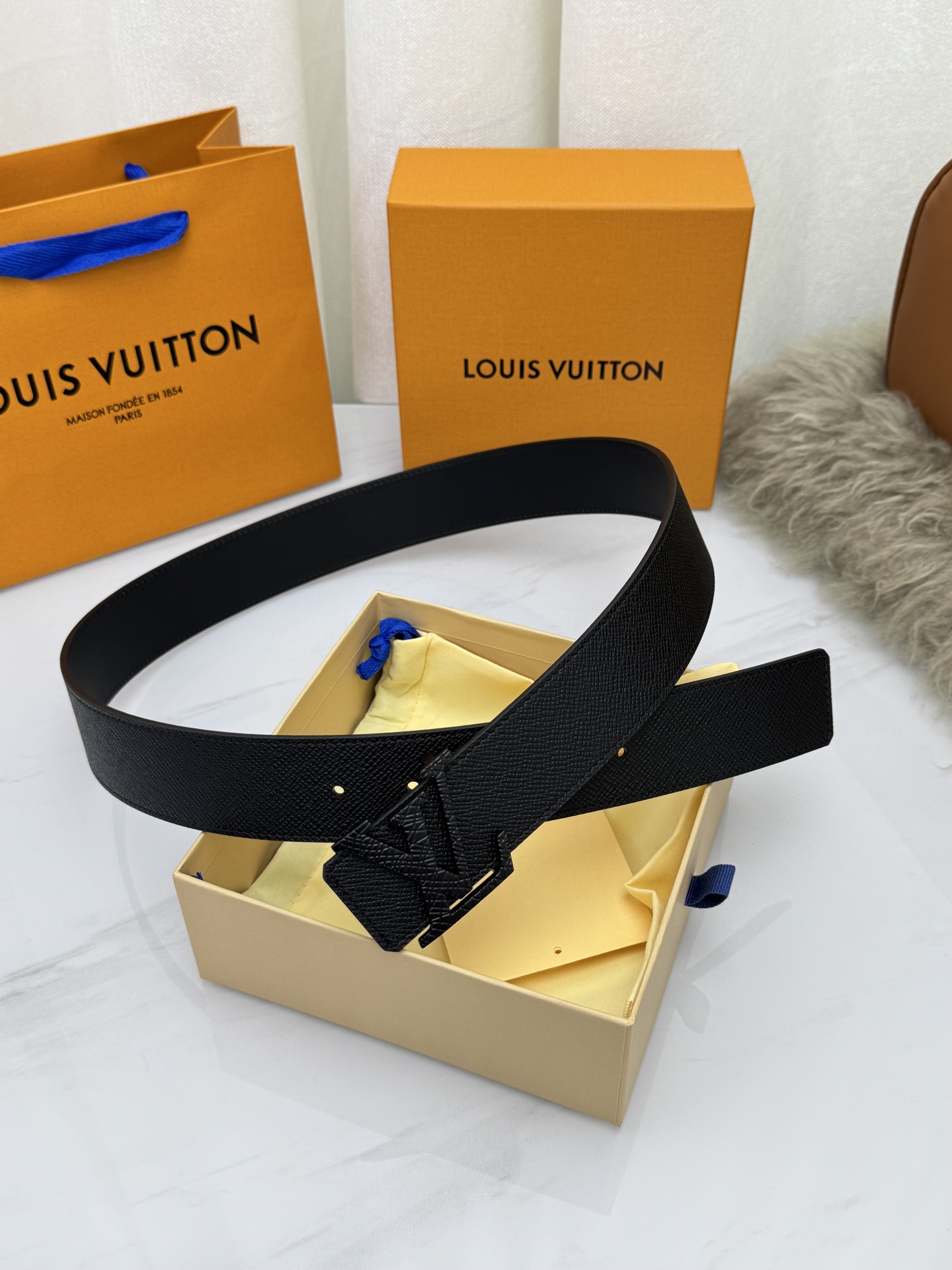 LV 奢华款现代 饰以雅致大方的标志性 柔软结实的皮带，可搭配从礼服到休闲装各种服饰。宽度4.0cm