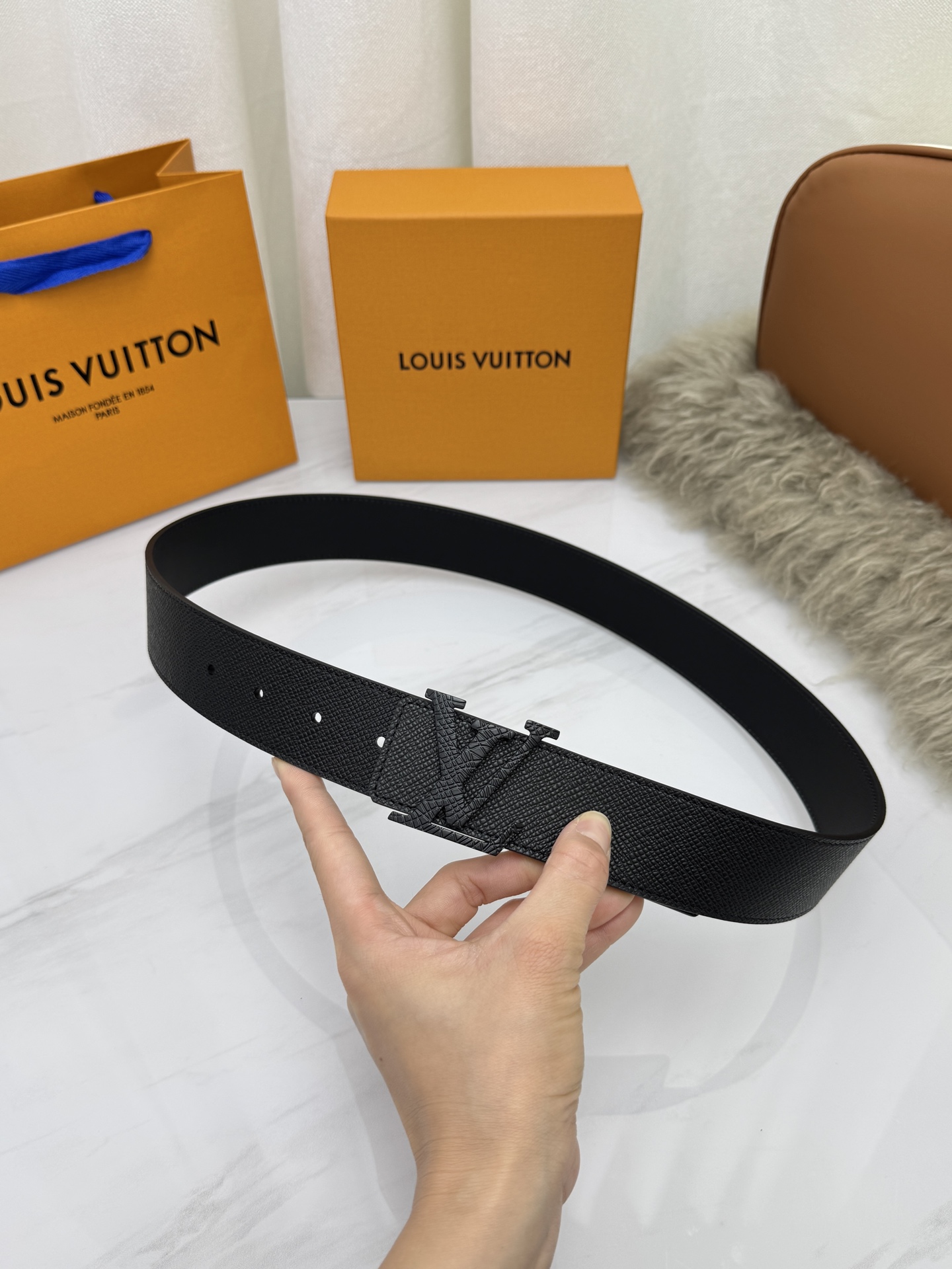 LV 奢华款现代 饰以雅致大方的标志性 柔软结实的皮带，可搭配从礼服到休闲装各种服饰。宽度4.0cm