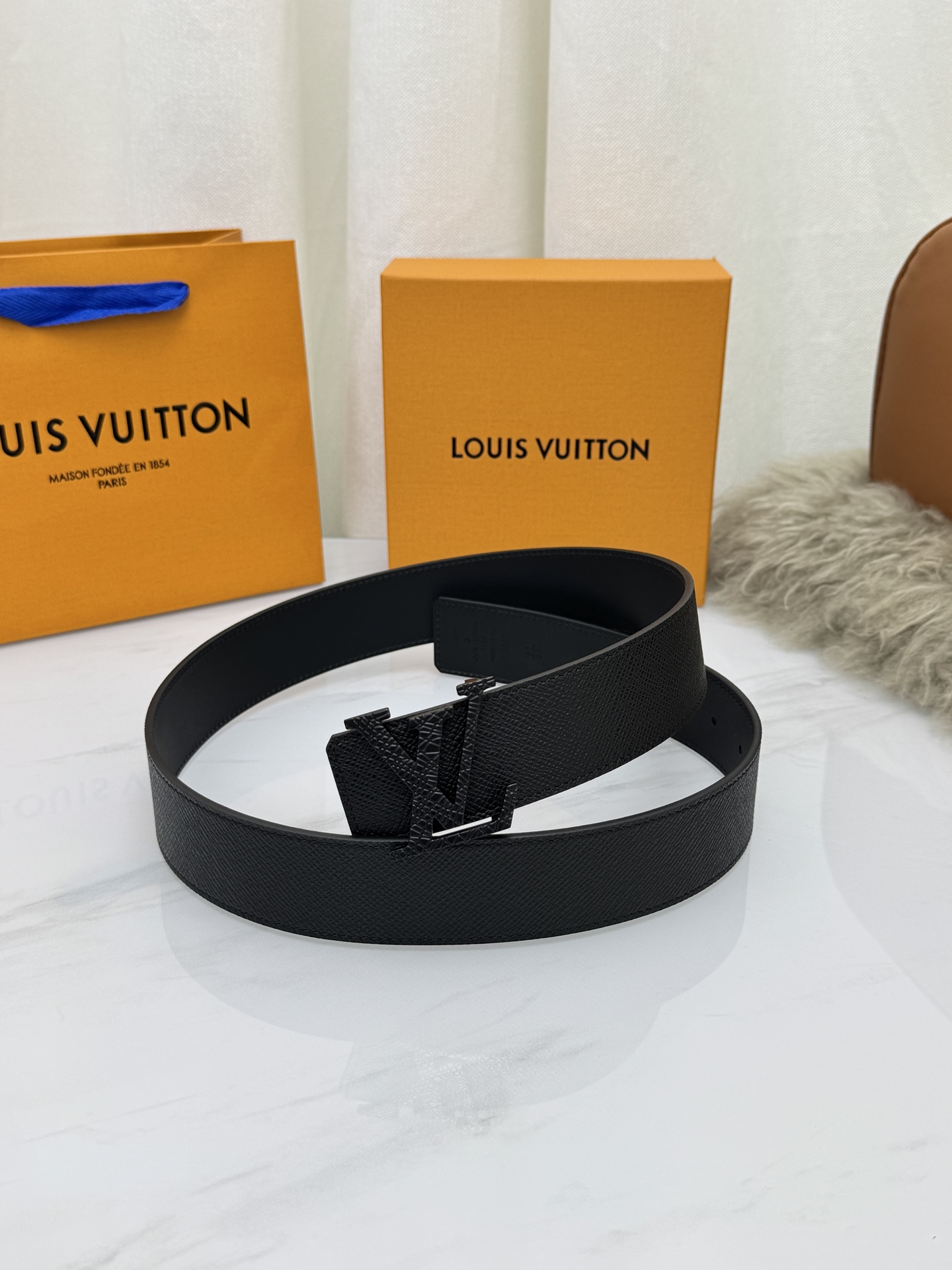 LV 奢华款现代 饰以雅致大方的标志性 柔软结实的皮带，可搭配从礼服到休闲装各种服饰。宽度4.0cm