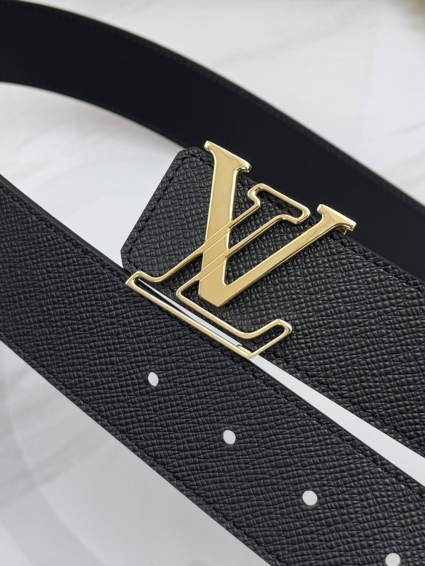 LV 奢华款现代 饰以雅致大方的标志性 柔软结实的皮带，可搭配从礼服到休闲装各种服饰。宽度4.0cm
