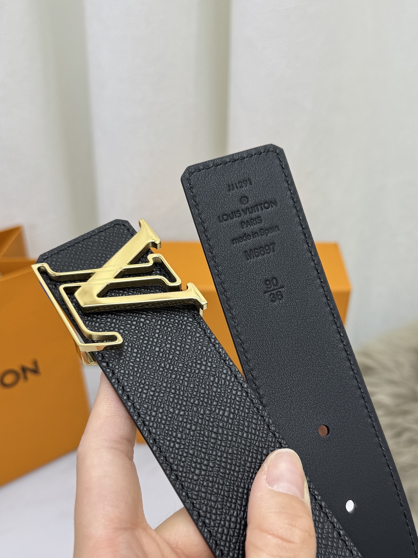 LV 奢华款现代 饰以雅致大方的标志性 柔软结实的皮带，可搭配从礼服到休闲装各种服饰。宽度4.0cm