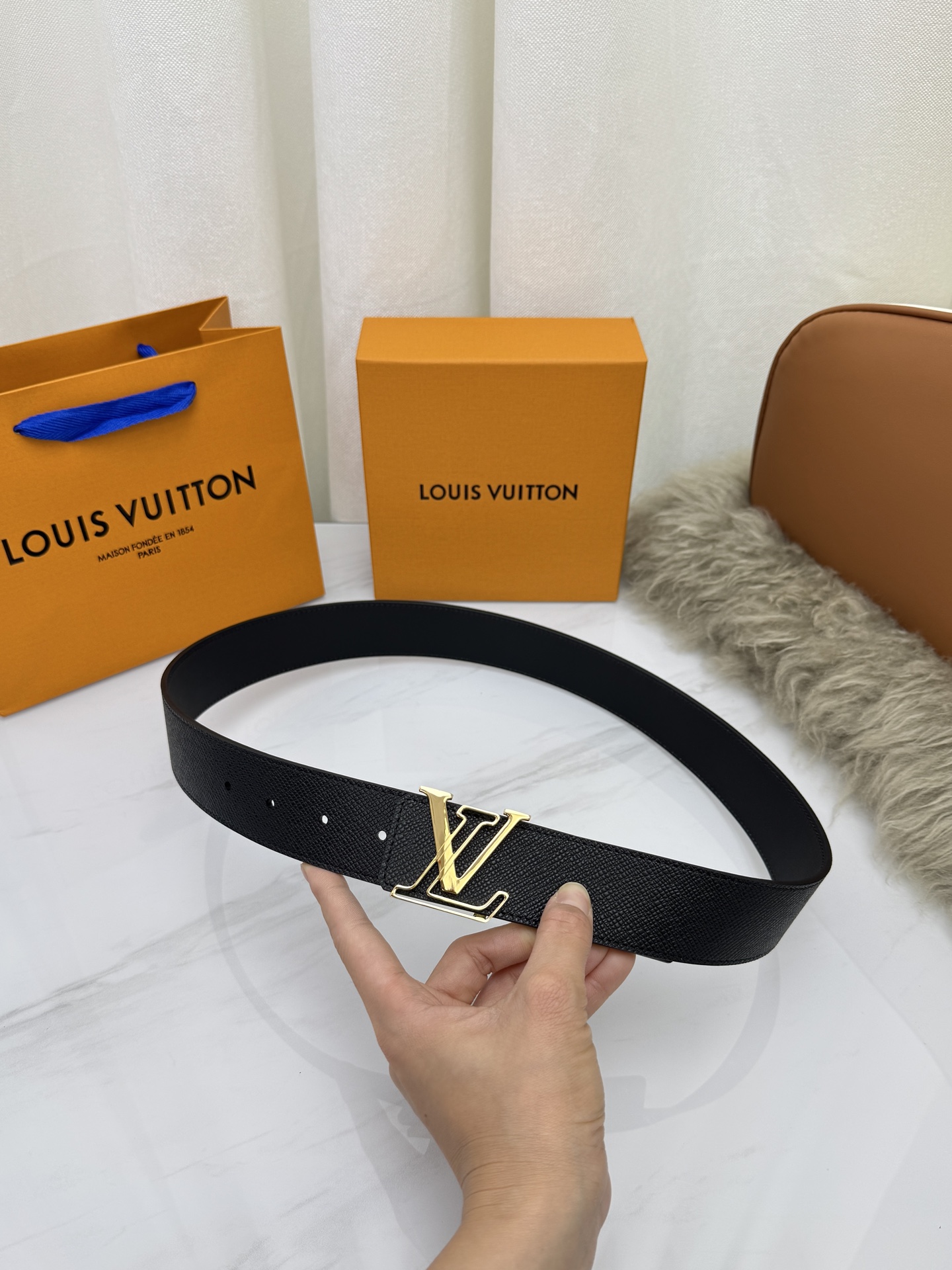 LV 奢华款现代 饰以雅致大方的标志性 柔软结实的皮带，可搭配从礼服到休闲装各种服饰。宽度4.0cm