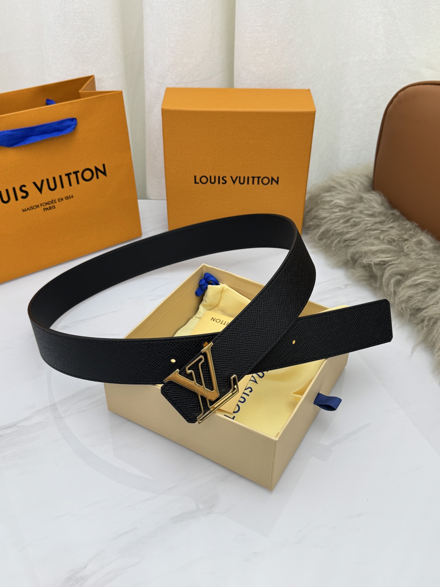 LV 奢华款现代 饰以雅致大方的标志性 柔软结实的皮带，可搭配从礼服到休闲装各种服饰。宽度4.0cm