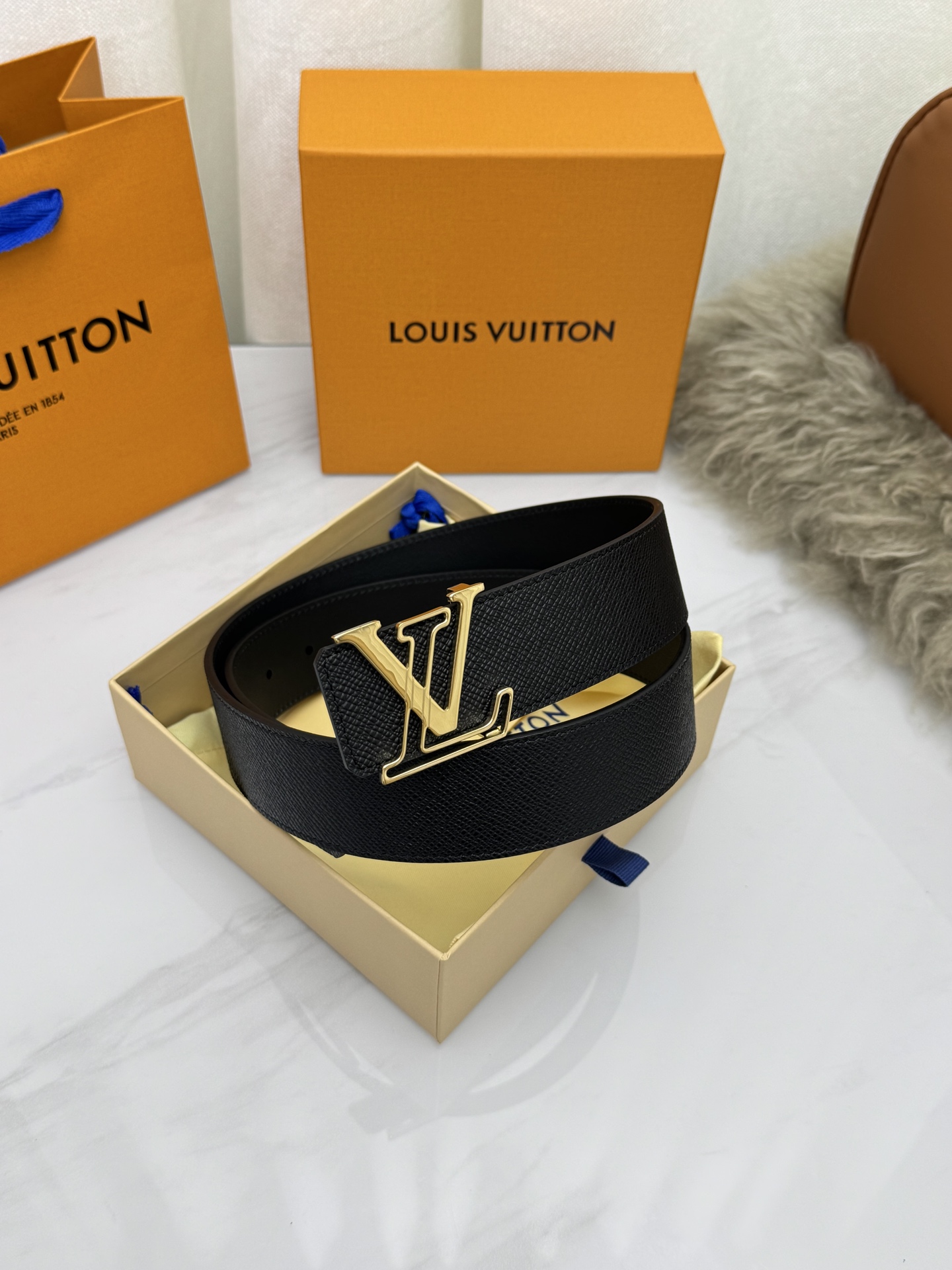 LV 奢华款现代 饰以雅致大方的标志性 柔软结实的皮带,可搭配从礼服到休闲装各种服饰。宽度4.0cm LV 奢华款现代 饰以雅致大方的标志性 柔软结实的皮带,可搭配从礼服到休闲装各种服饰。宽度4.0cm