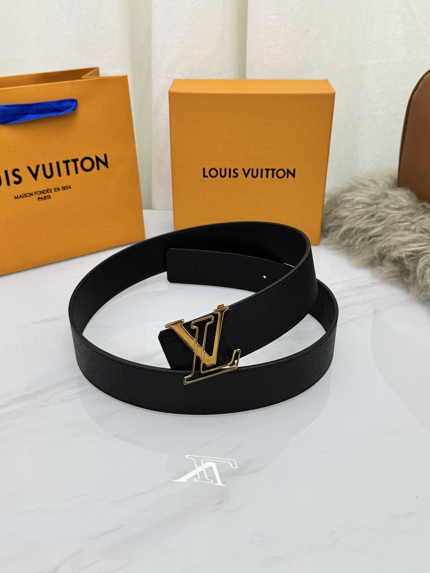 LV 奢华款现代 饰以雅致大方的标志性 柔软结实的皮带，可搭配从礼服到休闲装各种服饰。宽度4.0cm