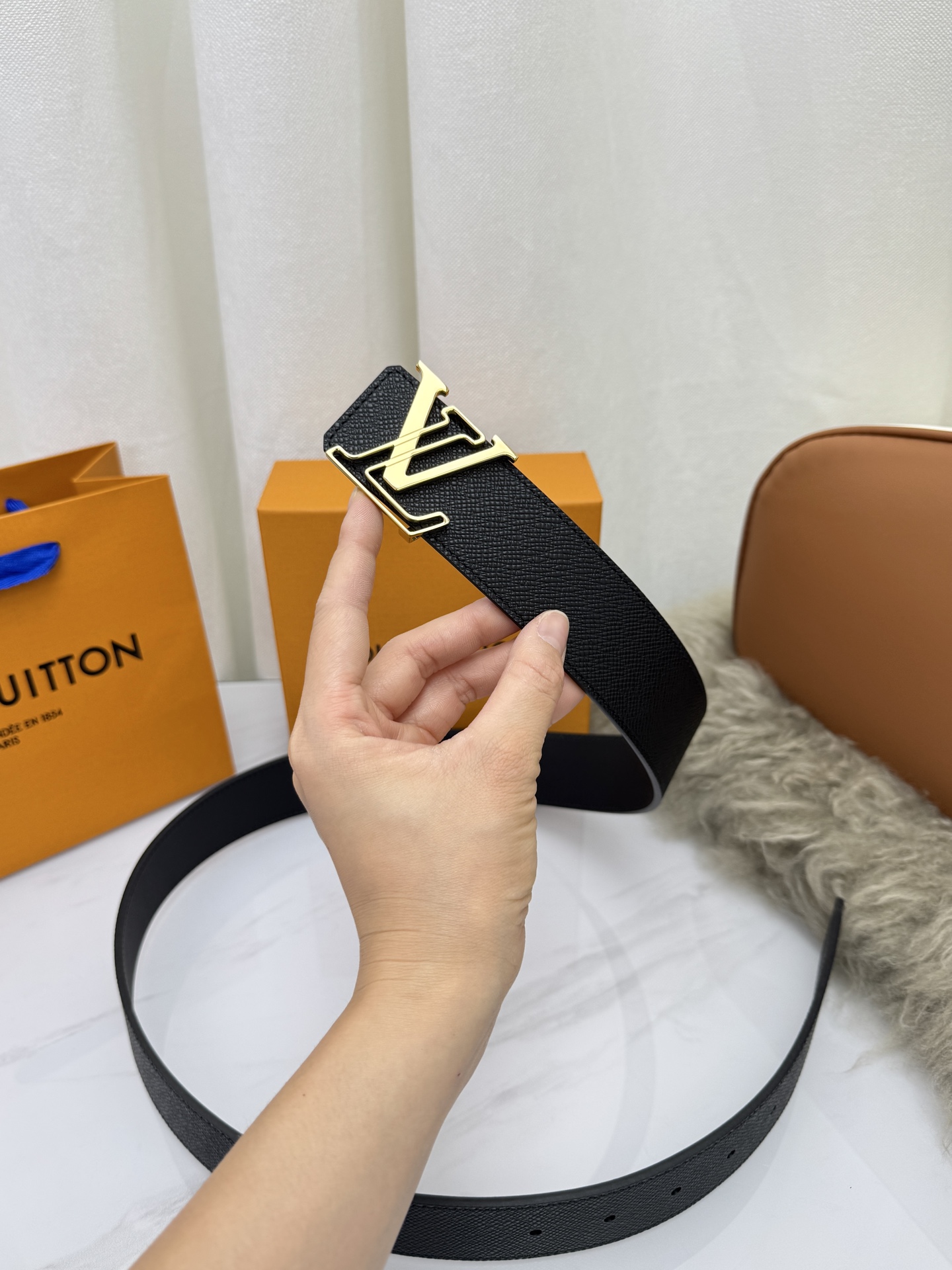 LV 奢华款现代 饰以雅致大方的标志性 柔软结实的皮带，可搭配从礼服到休闲装各种服饰。宽度4.0cm