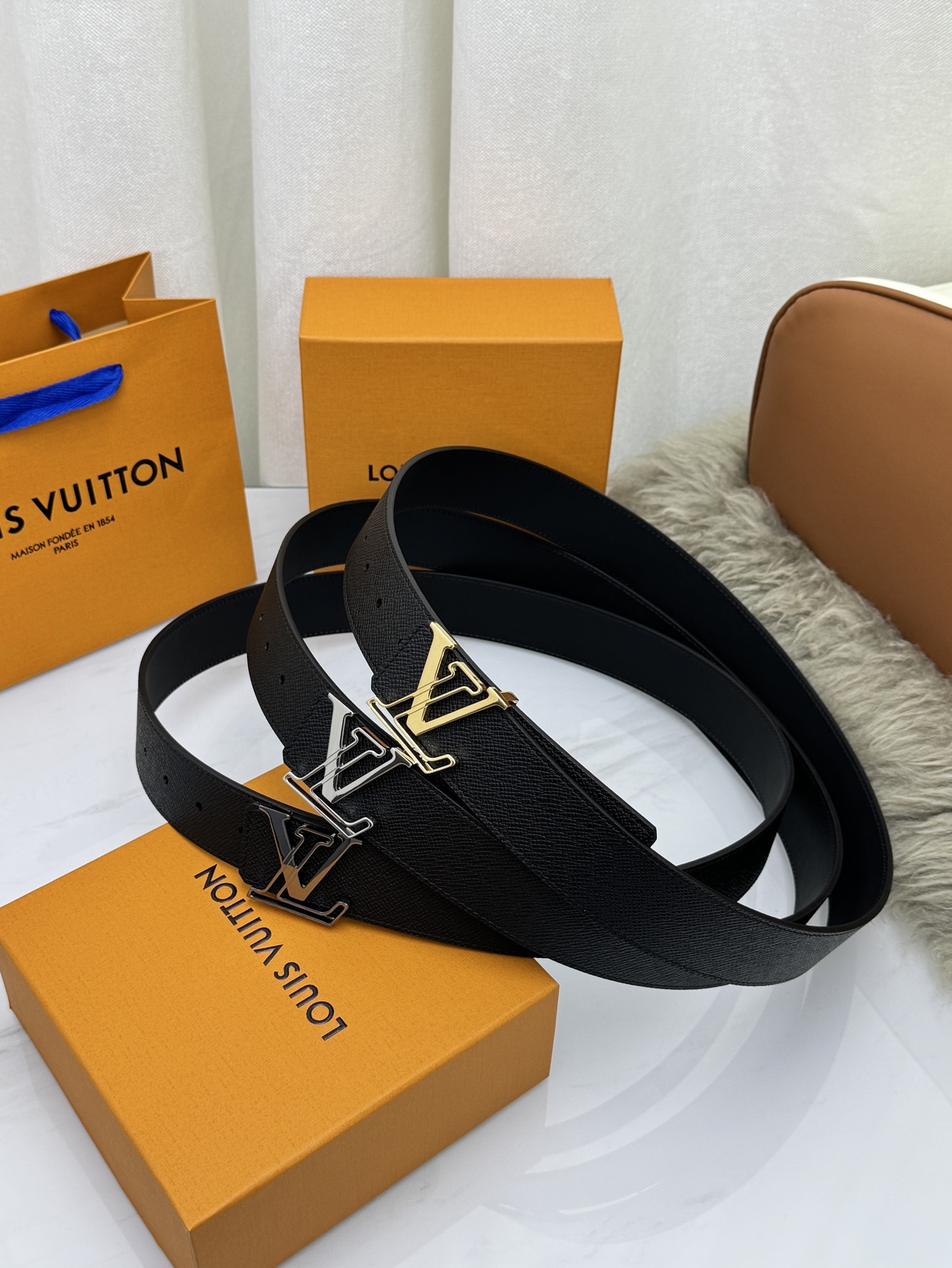 LV 奢华款现代 饰以雅致大方的标志性 柔软结实的皮带，可搭配从礼服到休闲装各种服饰。宽度4.0cm