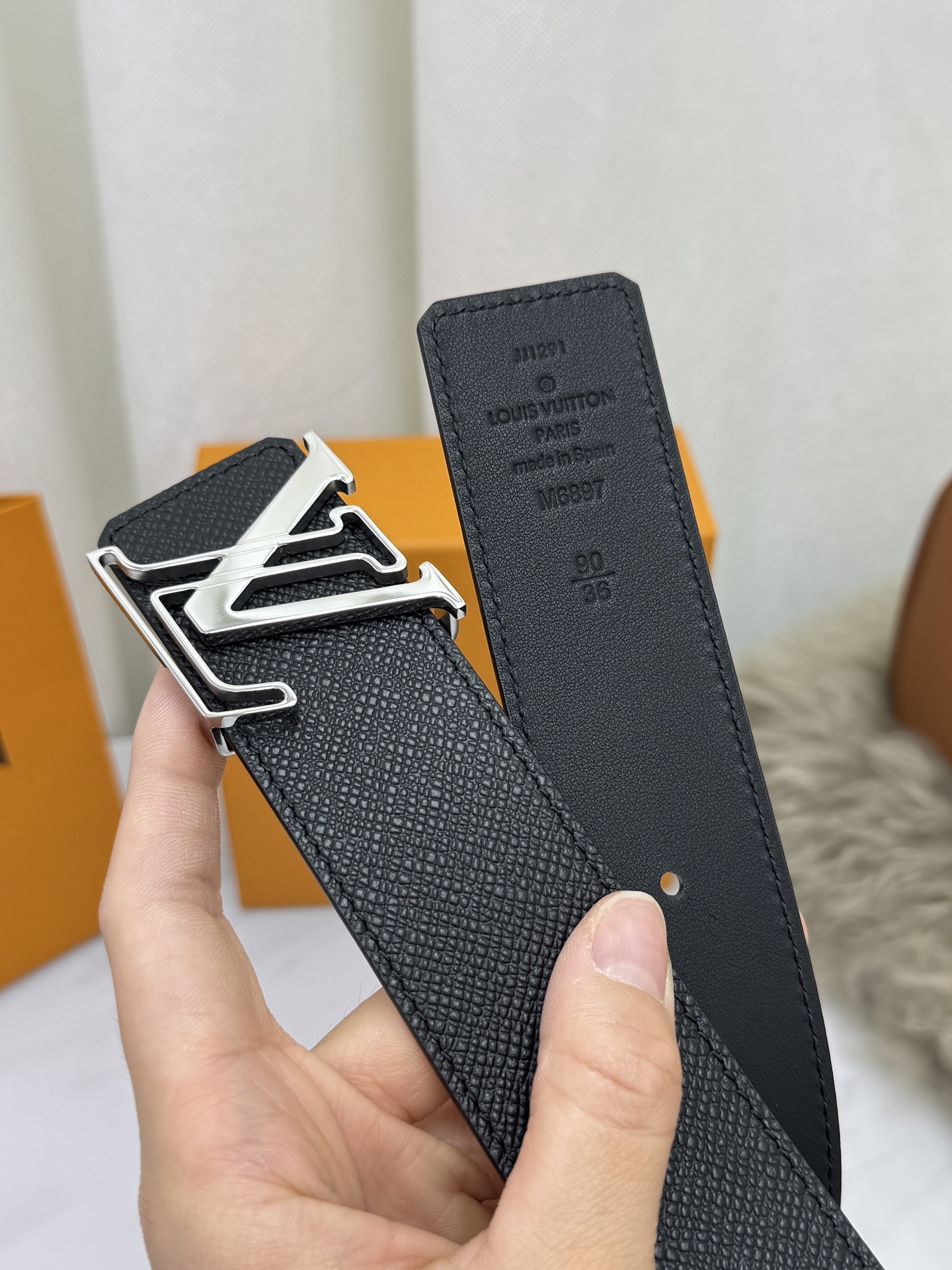 LV 奢华款现代 饰以雅致大方的标志性 柔软结实的皮带，可搭配从礼服到休闲装各种服饰。宽度4.0cm