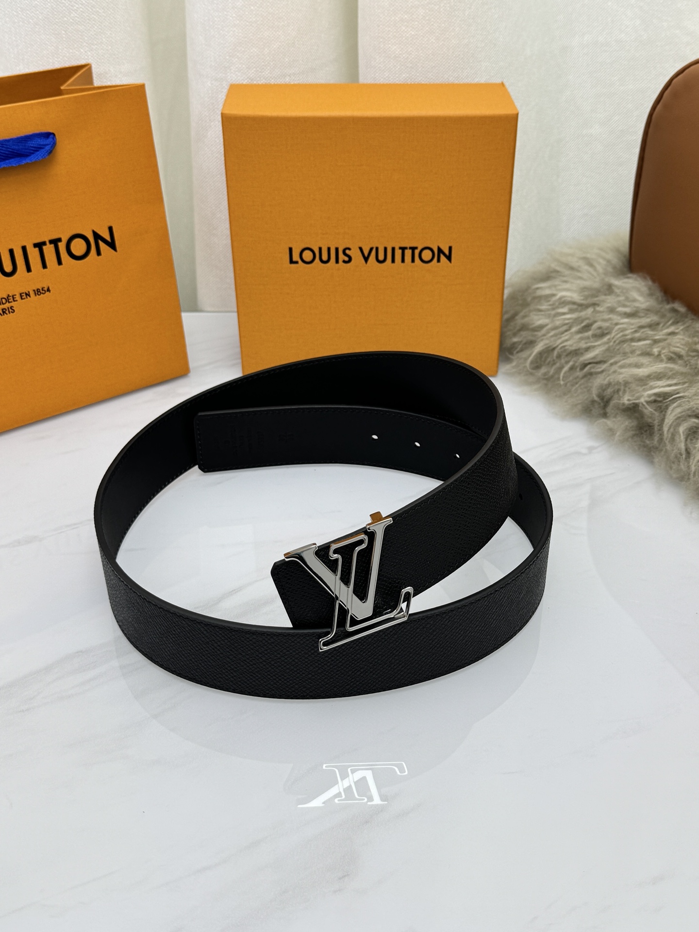 LV 奢华款现代 饰以雅致大方的标志性 柔软结实的皮带，可搭配从礼服到休闲装各种服饰。宽度4.0cm