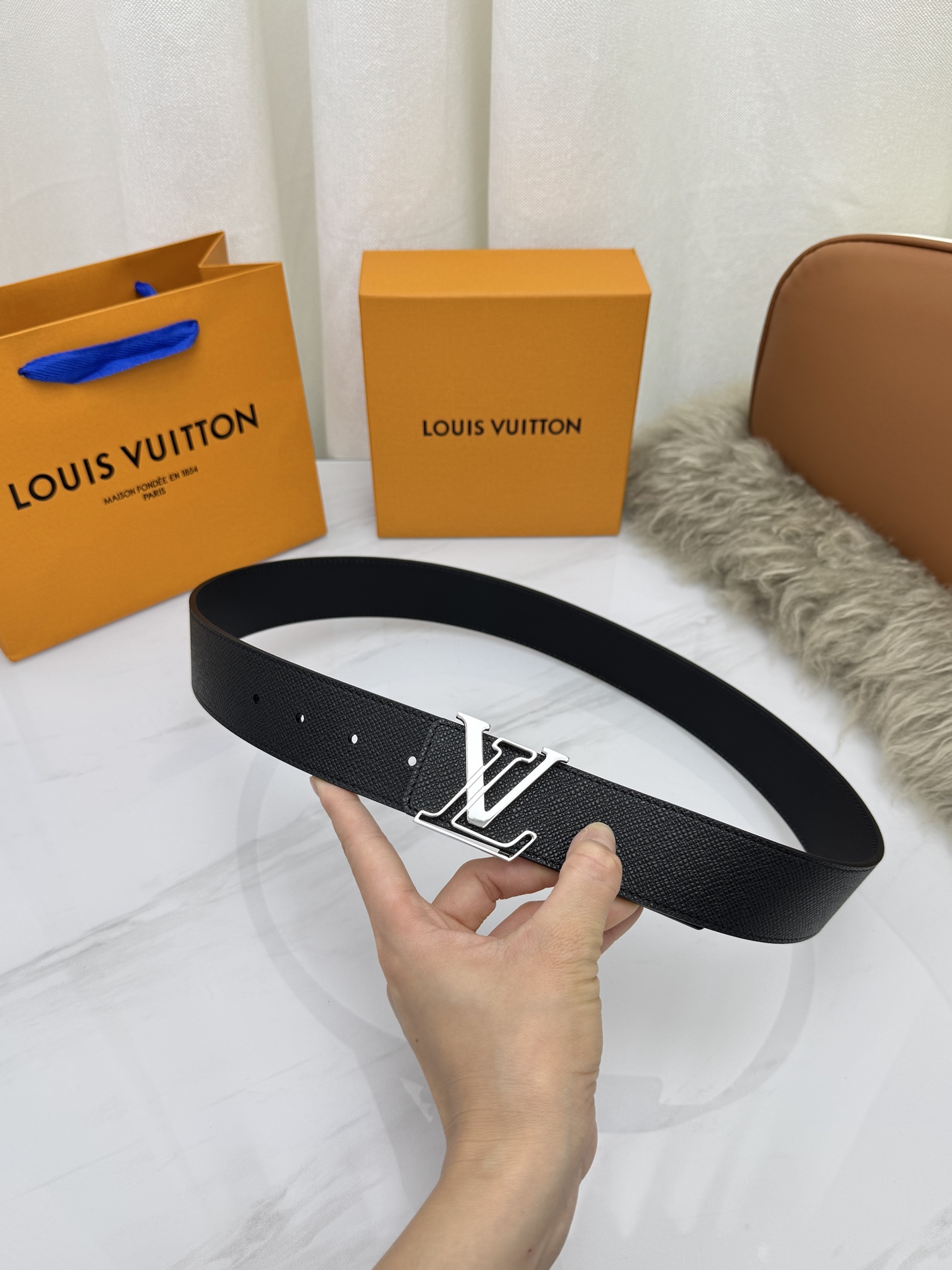 LV 奢华款现代 饰以雅致大方的标志性 柔软结实的皮带，可搭配从礼服到休闲装各种服饰。宽度4.0cm