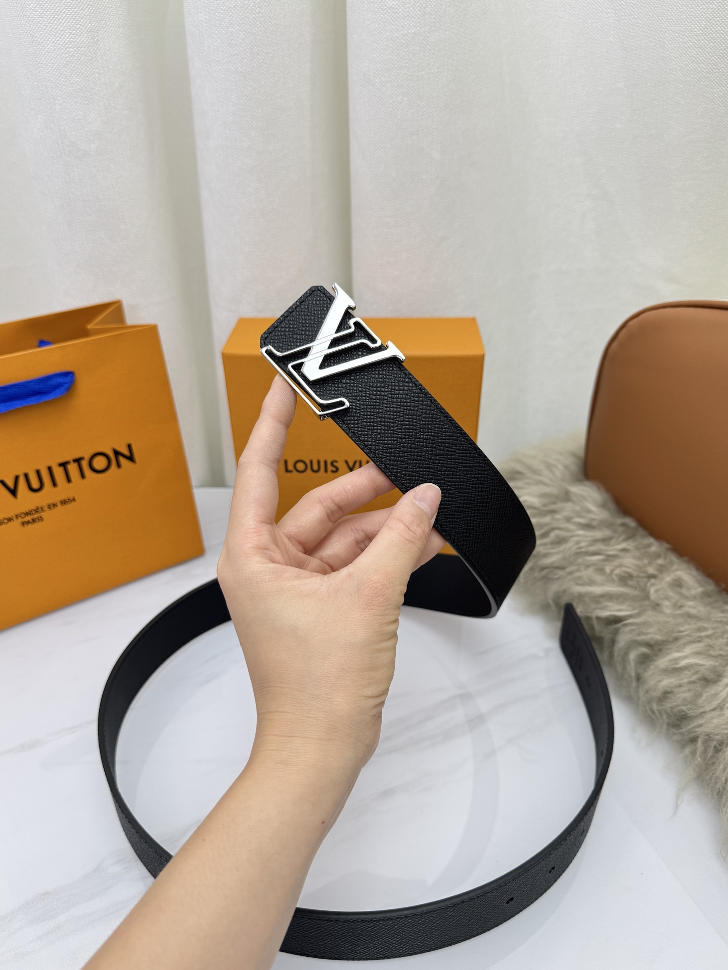 LV 奢华款现代 饰以雅致大方的标志性 柔软结实的皮带，可搭配从礼服到休闲装各种服饰。宽度4.0cm