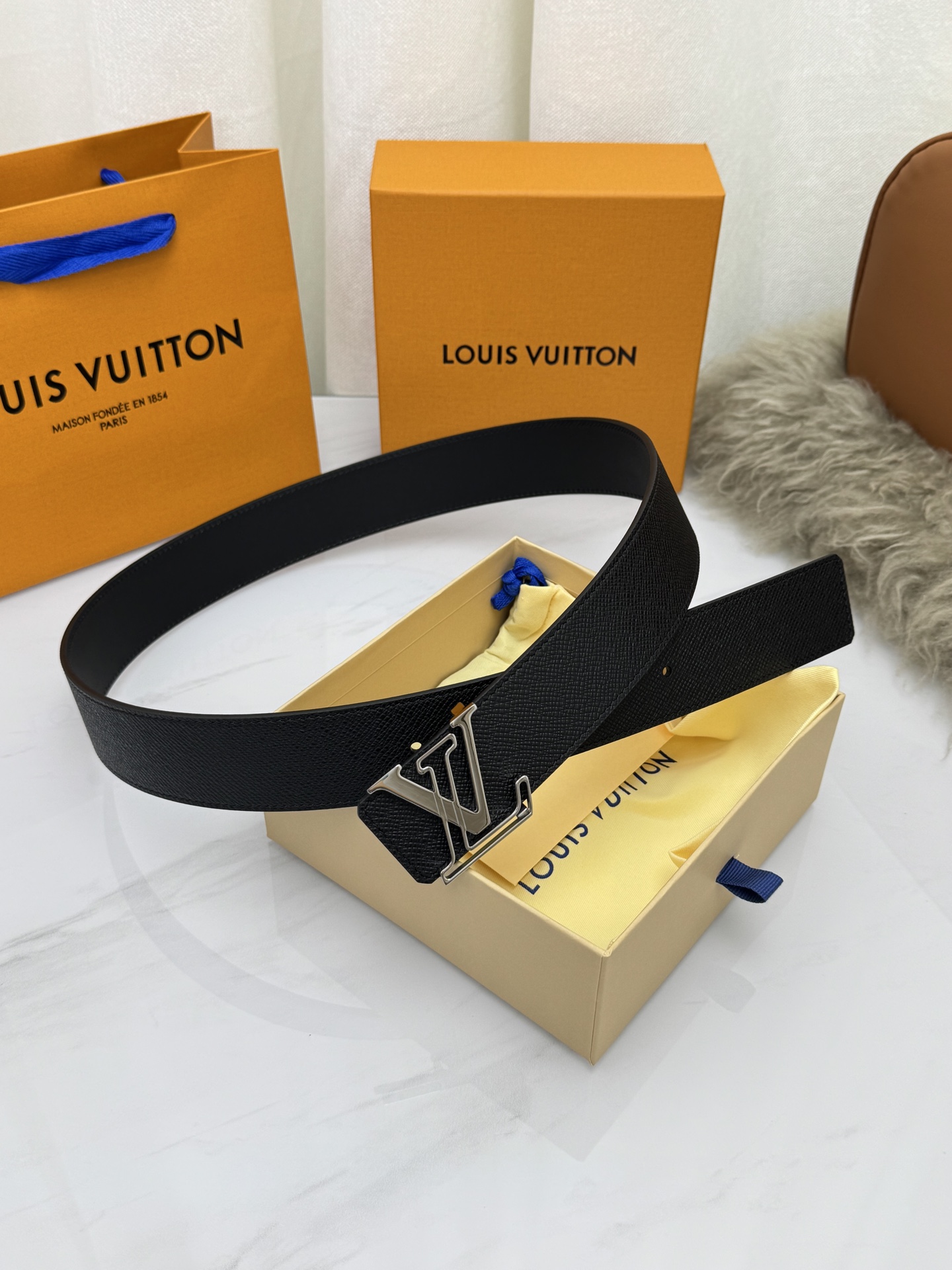 LV 奢华款现代 饰以雅致大方的标志性 柔软结实的皮带，可搭配从礼服到休闲装各种服饰。宽度4.0cm