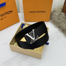 LV 奢华款现代 饰以雅致大方的标志性 柔软结实的皮带,可搭配从礼服到休闲装各种服饰。宽度4.0cm LV 奢华款现代 饰以雅致大方的标志性 柔软结实的皮带,可搭配从礼服到休闲装各种服饰。宽度4.0cm