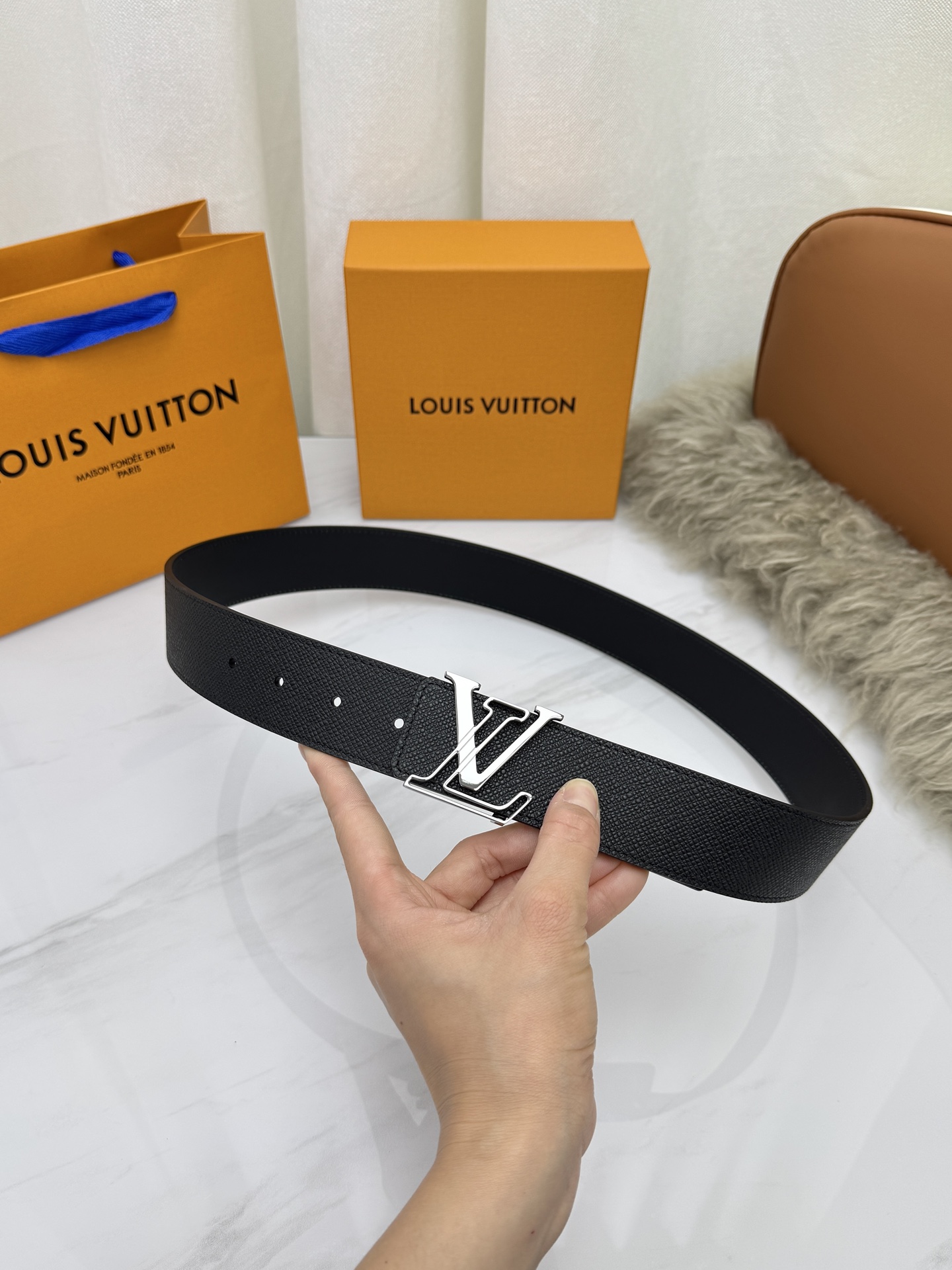 LV 奢华款现代 饰以雅致大方的标志性 柔软结实的皮带，可搭配从礼服到休闲装各种服饰。宽度4.0cm