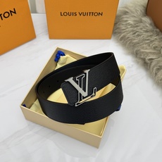 LV 奢华款现代 饰以雅致大方的标志性 柔软结实的皮带,可搭配从礼服到休闲装各种服饰。宽度4.0cm LV 奢华款现代 饰以雅致大方的标志性 柔软结实的皮带,可搭配从礼服到休闲装各种服饰。宽度4.0cm