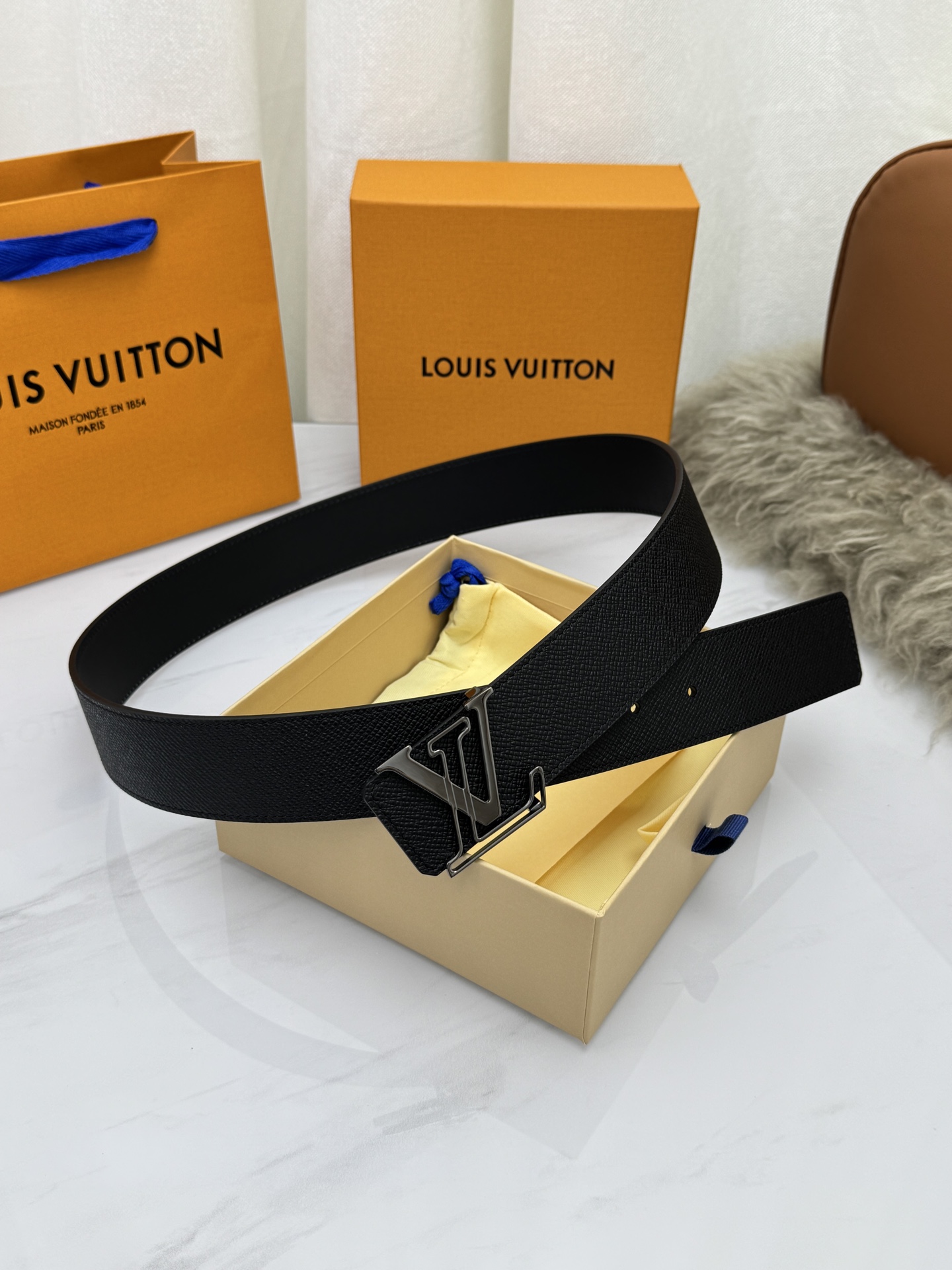 LV 奢华款现代 饰以雅致大方的标志性 柔软结实的皮带，可搭配从礼服到休闲装各种服饰。宽度4.0cm