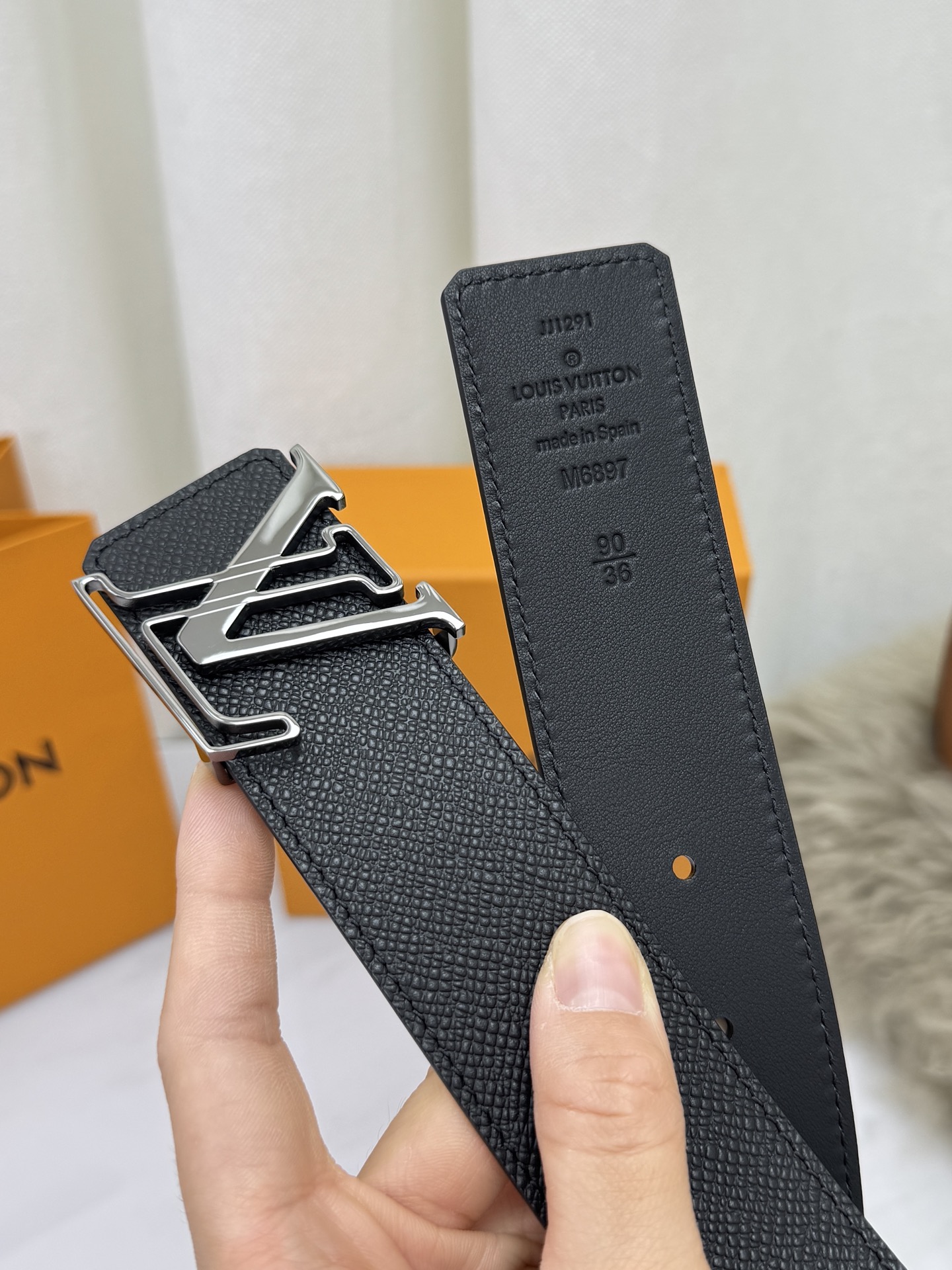 LV 奢华款现代 饰以雅致大方的标志性 柔软结实的皮带，可搭配从礼服到休闲装各种服饰。宽度4.0cm