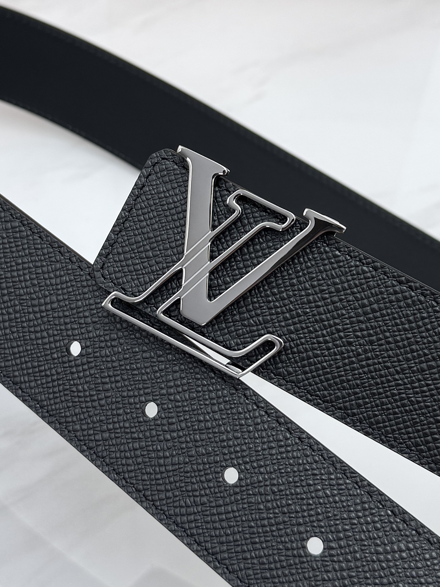 LV 奢华款现代 饰以雅致大方的标志性 柔软结实的皮带，可搭配从礼服到休闲装各种服饰。宽度4.0cm