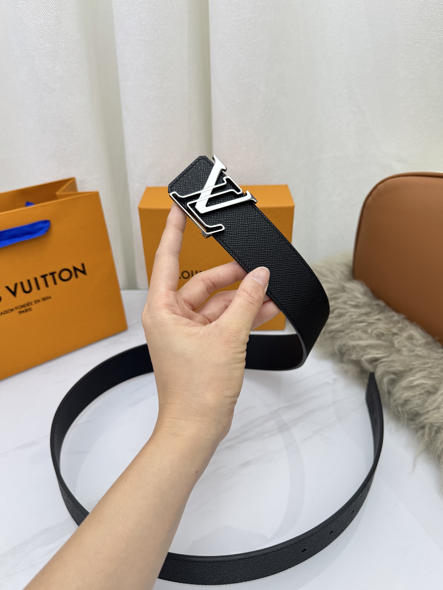 LV 奢华款现代 饰以雅致大方的标志性 柔软结实的皮带，可搭配从礼服到休闲装各种服饰。宽度4.0cm