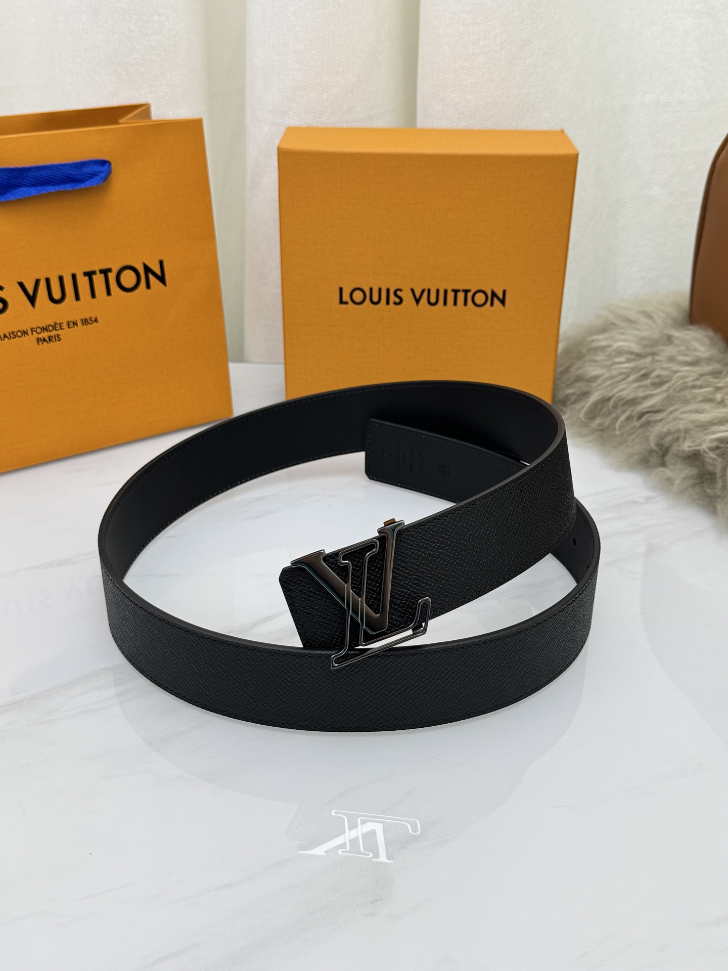 LV 奢华款现代 饰以雅致大方的标志性 柔软结实的皮带，可搭配从礼服到休闲装各种服饰。宽度4.0cm