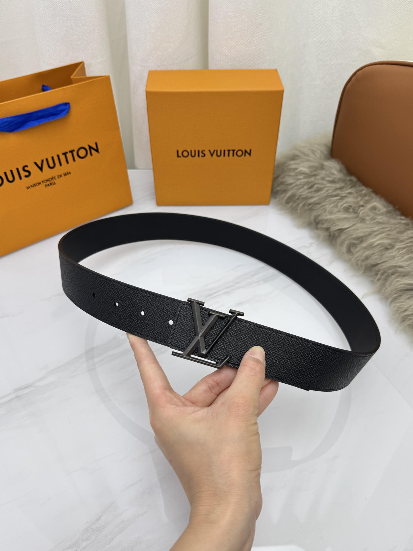 LV 奢华款现代 饰以雅致大方的标志性 柔软结实的皮带，可搭配从礼服到休闲装各种服饰。宽度4.0cm
