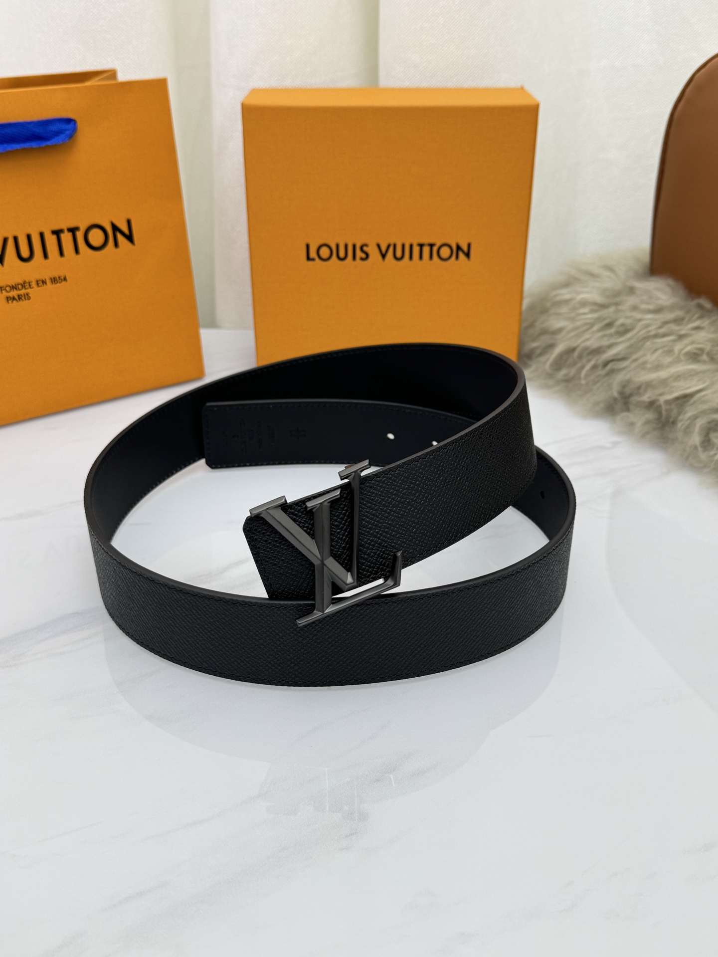 LV 奢华款现代 饰以雅致大方的标志性 柔软结实的皮带，可搭配从礼服到休闲装各种服饰。宽度4.0cm