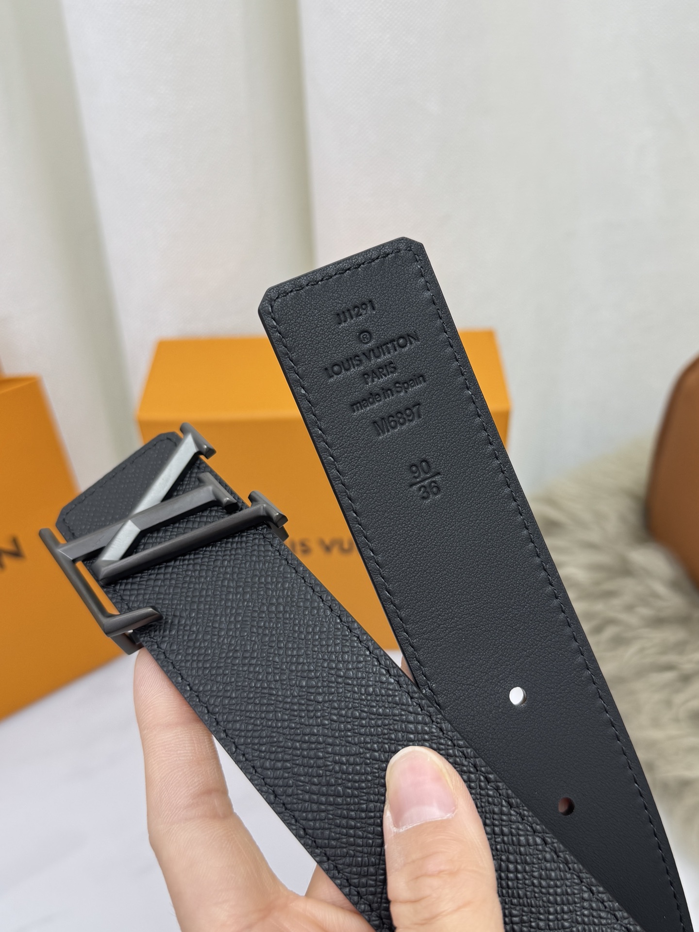 LV 奢华款现代 饰以雅致大方的标志性 柔软结实的皮带，可搭配从礼服到休闲装各种服饰。宽度4.0cm