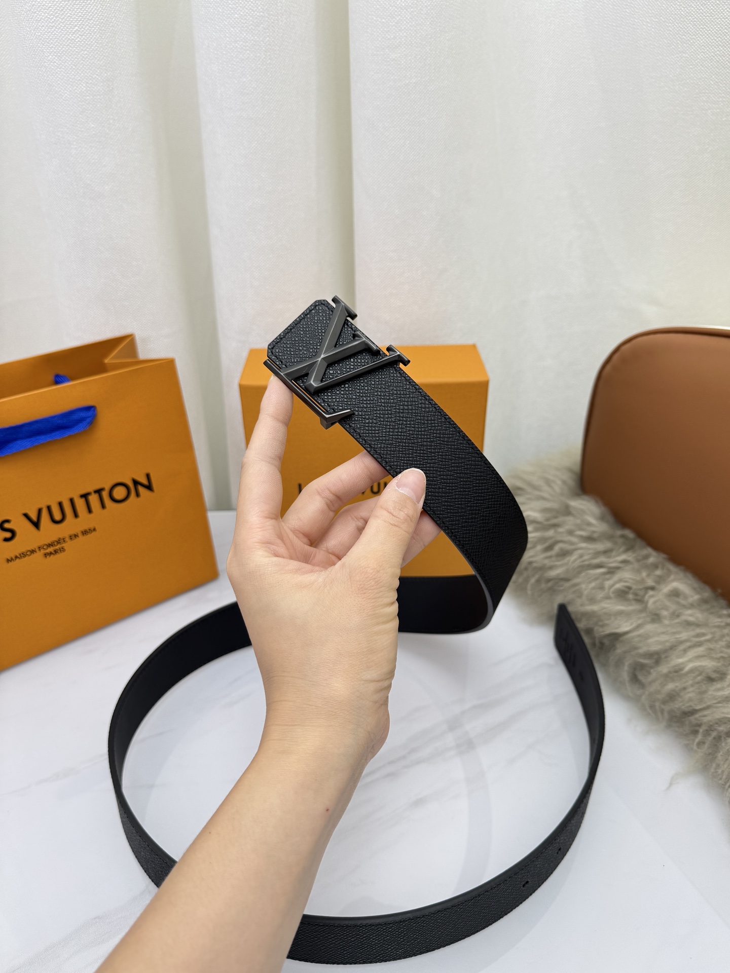 LV 奢华款现代 饰以雅致大方的标志性 柔软结实的皮带，可搭配从礼服到休闲装各种服饰。宽度4.0cm
