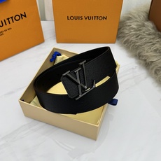 LV 奢华款现代 饰以雅致大方的标志性 柔软结实的皮带,可搭配从礼服到休闲装各种服饰。宽度4.0cm LV 奢华款现代 饰以雅致大方的标志性 柔软结实的皮带,可搭配从礼服到休闲装各种服饰。宽度4.0cm