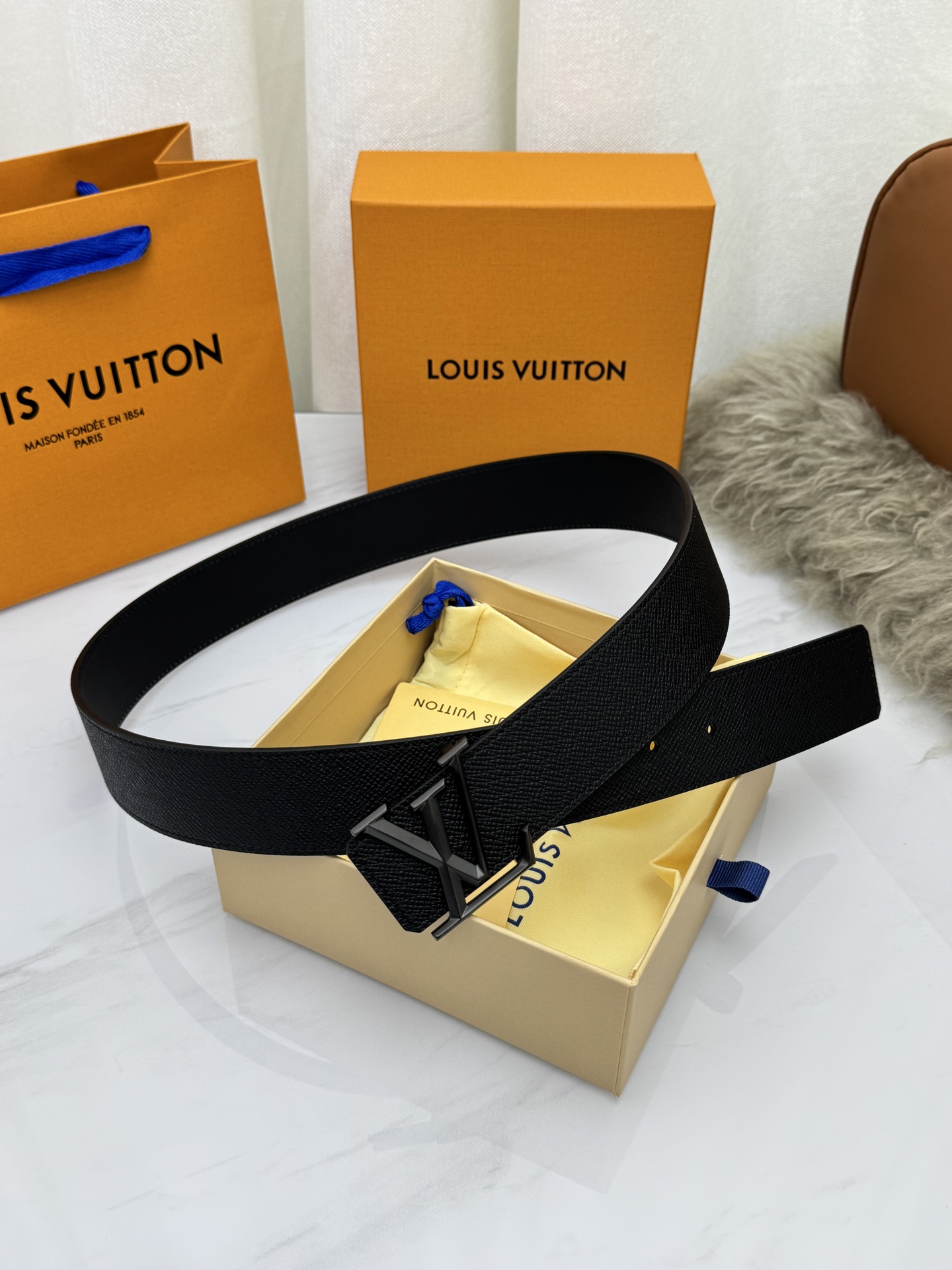 LV 奢华款现代 饰以雅致大方的标志性 柔软结实的皮带，可搭配从礼服到休闲装各种服饰。宽度4.0cm