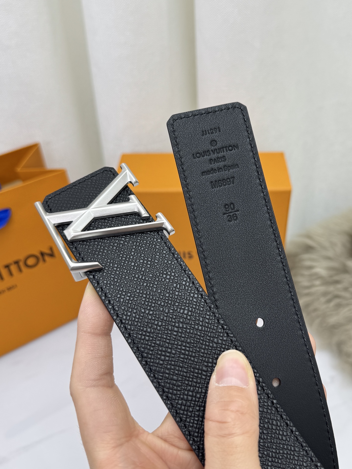 LV 奢华款现代 饰以雅致大方的标志性 柔软结实的皮带，可搭配从礼服到休闲装各种服饰。宽度4.0cm