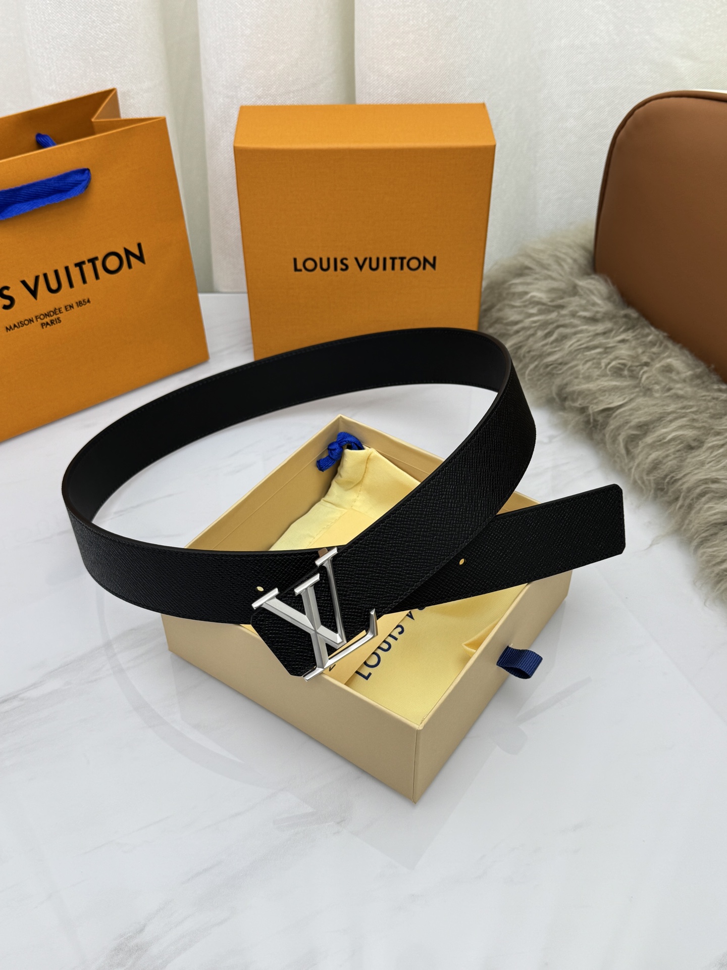 LV 奢华款现代 饰以雅致大方的标志性 柔软结实的皮带，可搭配从礼服到休闲装各种服饰。宽度4.0cm