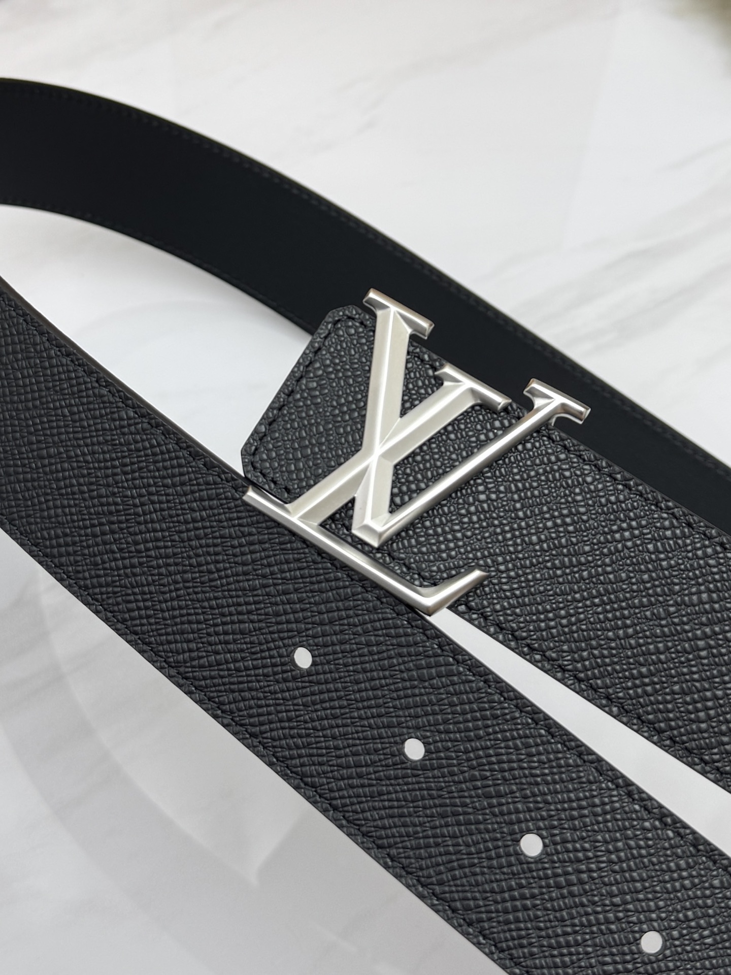 LV 奢华款现代 饰以雅致大方的标志性 柔软结实的皮带，可搭配从礼服到休闲装各种服饰。宽度4.0cm