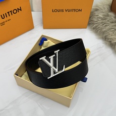 LV 奢华款现代 饰以雅致大方的标志性 柔软结实的皮带,可搭配从礼服到休闲装各种服饰。宽度4.0cm LV 奢华款现代 饰以雅致大方的标志性 柔软结实的皮带,可搭配从礼服到休闲装各种服饰。宽度4.0cm