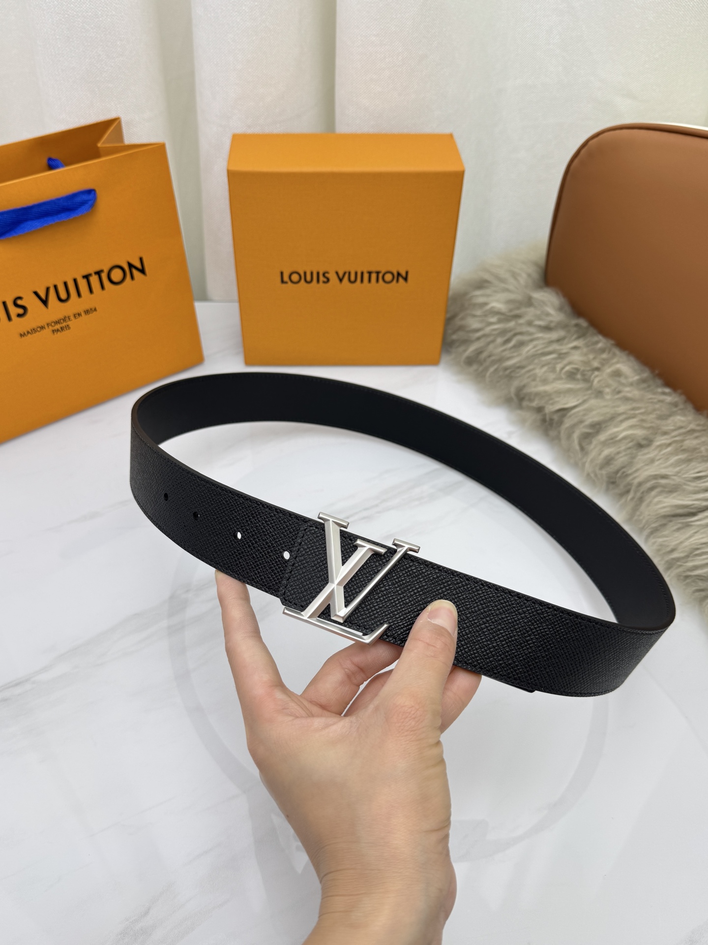 LV 奢华款现代 饰以雅致大方的标志性 柔软结实的皮带，可搭配从礼服到休闲装各种服饰。宽度4.0cm