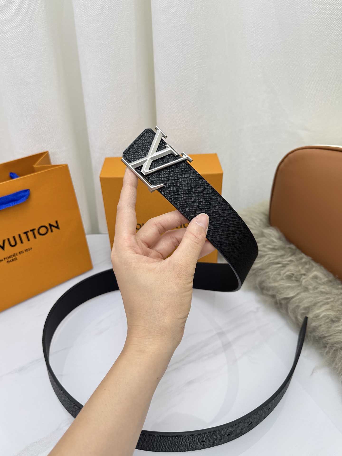 LV 奢华款现代 饰以雅致大方的标志性 柔软结实的皮带，可搭配从礼服到休闲装各种服饰。宽度4.0cm