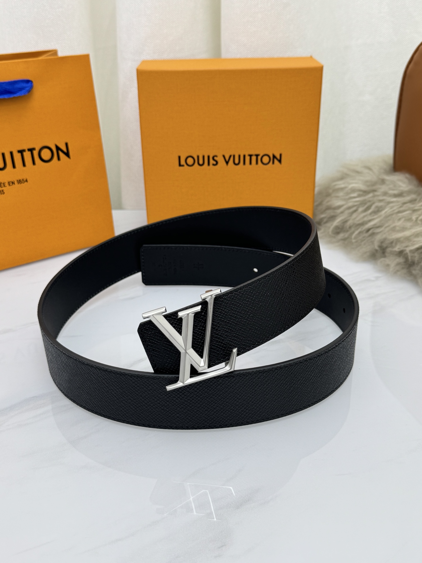 LV 奢华款现代 饰以雅致大方的标志性 柔软结实的皮带，可搭配从礼服到休闲装各种服饰。宽度4.0cm