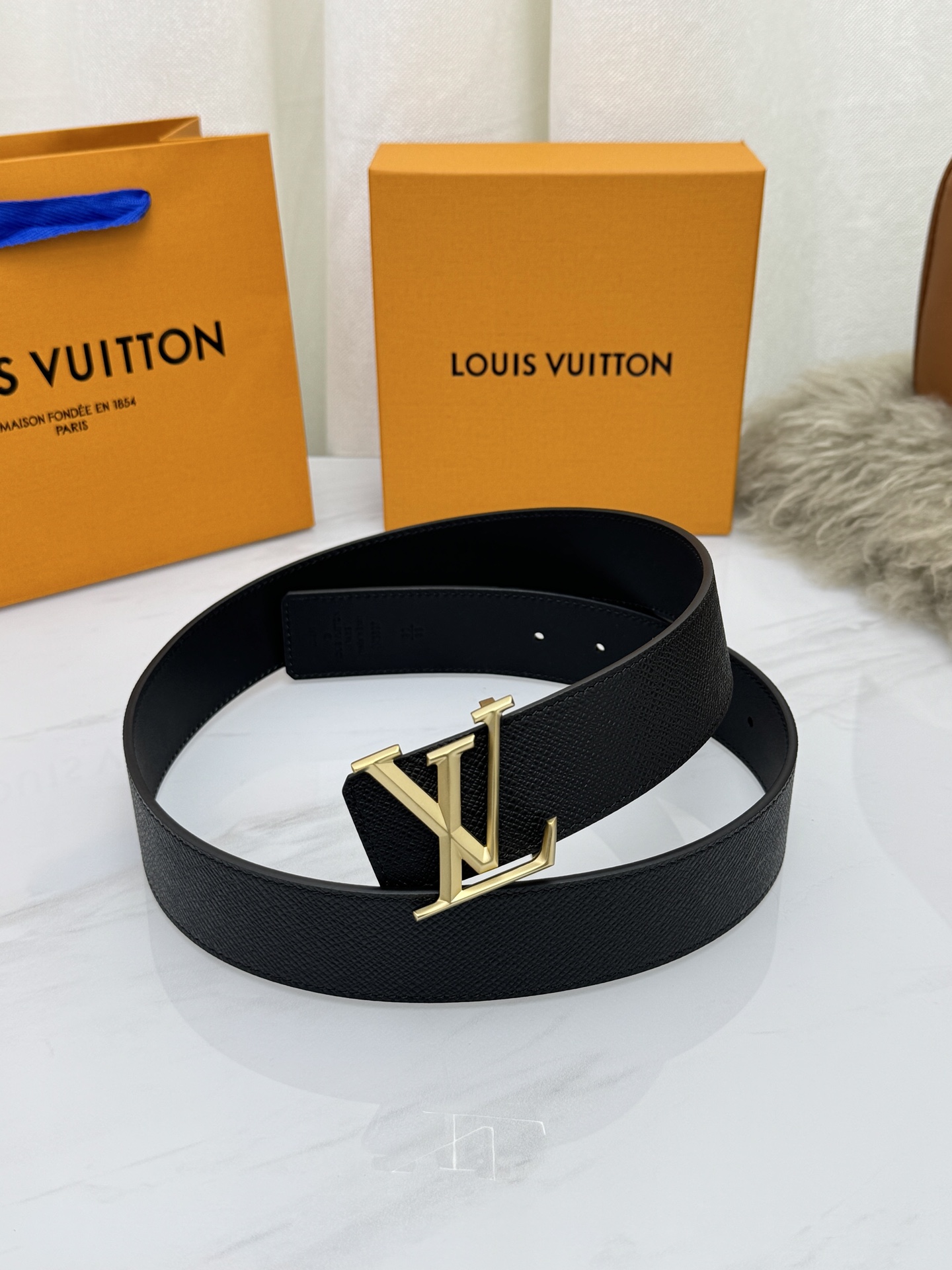 LV 奢华款现代 饰以雅致大方的标志性 柔软结实的皮带，可搭配从礼服到休闲装各种服饰。宽度4.0cm