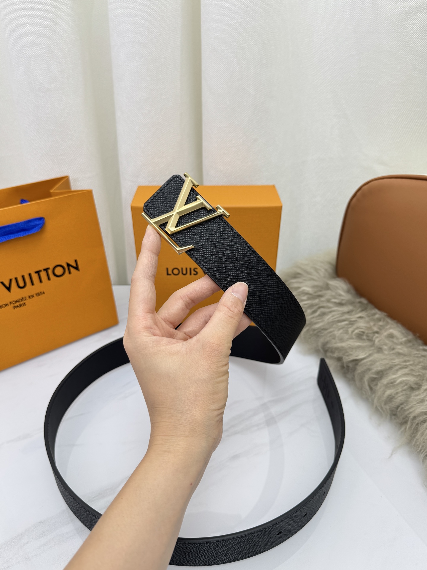 LV 奢华款现代 饰以雅致大方的标志性 柔软结实的皮带，可搭配从礼服到休闲装各种服饰。宽度4.0cm