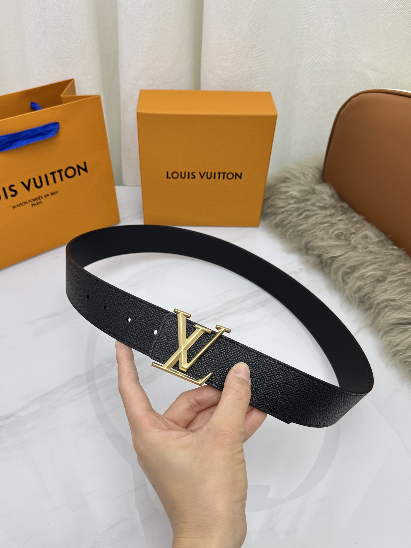 LV 奢华款现代 饰以雅致大方的标志性 柔软结实的皮带，可搭配从礼服到休闲装各种服饰。宽度4.0cm