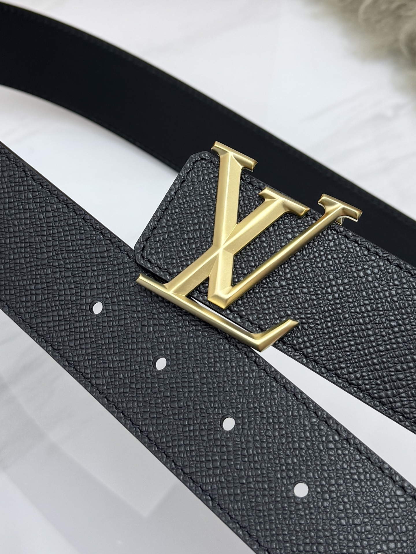 LV 奢华款现代 饰以雅致大方的标志性 柔软结实的皮带，可搭配从礼服到休闲装各种服饰。宽度4.0cm