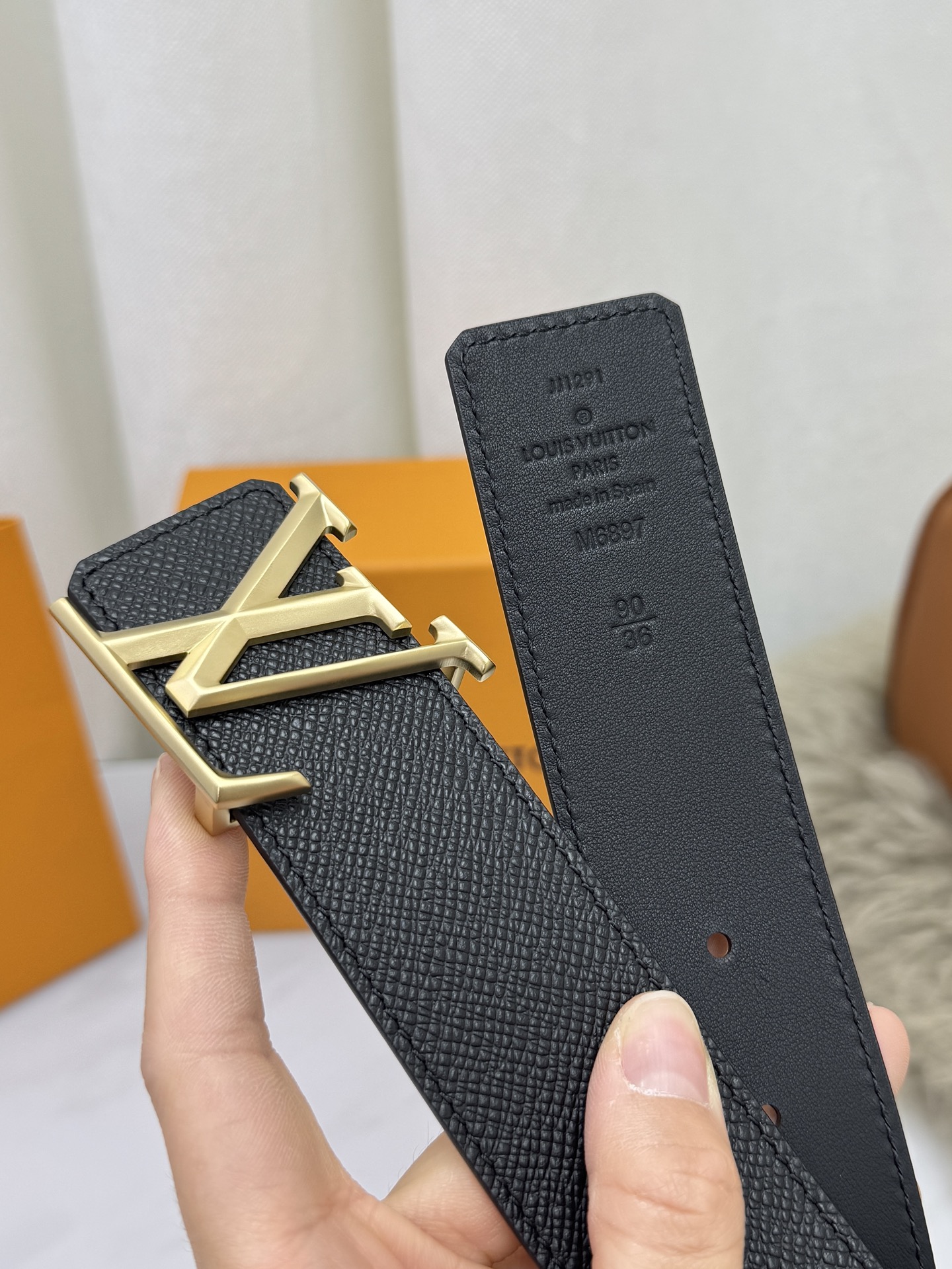 LV 奢华款现代 饰以雅致大方的标志性 柔软结实的皮带，可搭配从礼服到休闲装各种服饰。宽度4.0cm