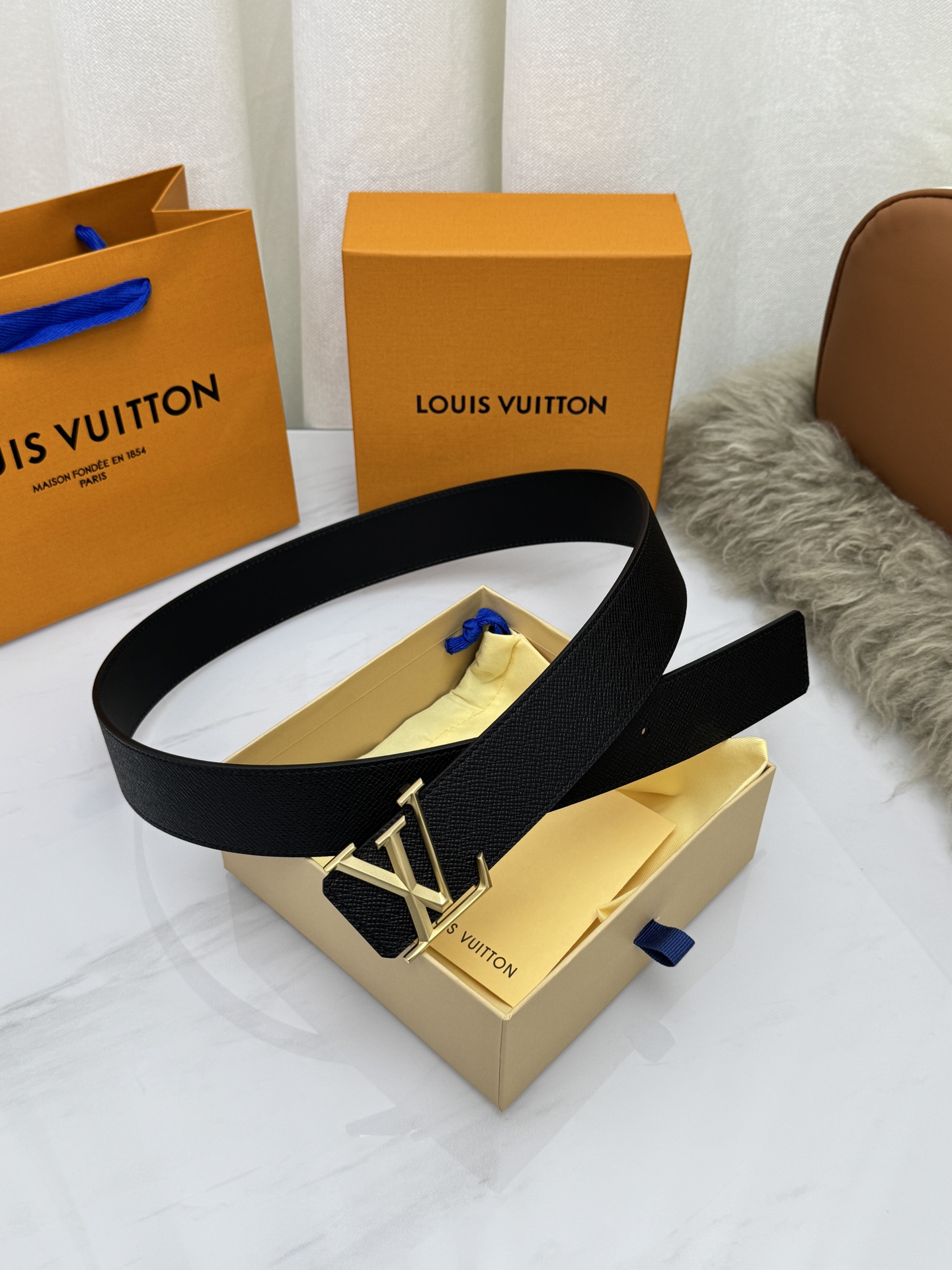 LV 奢华款现代 饰以雅致大方的标志性 柔软结实的皮带，可搭配从礼服到休闲装各种服饰。宽度4.0cm