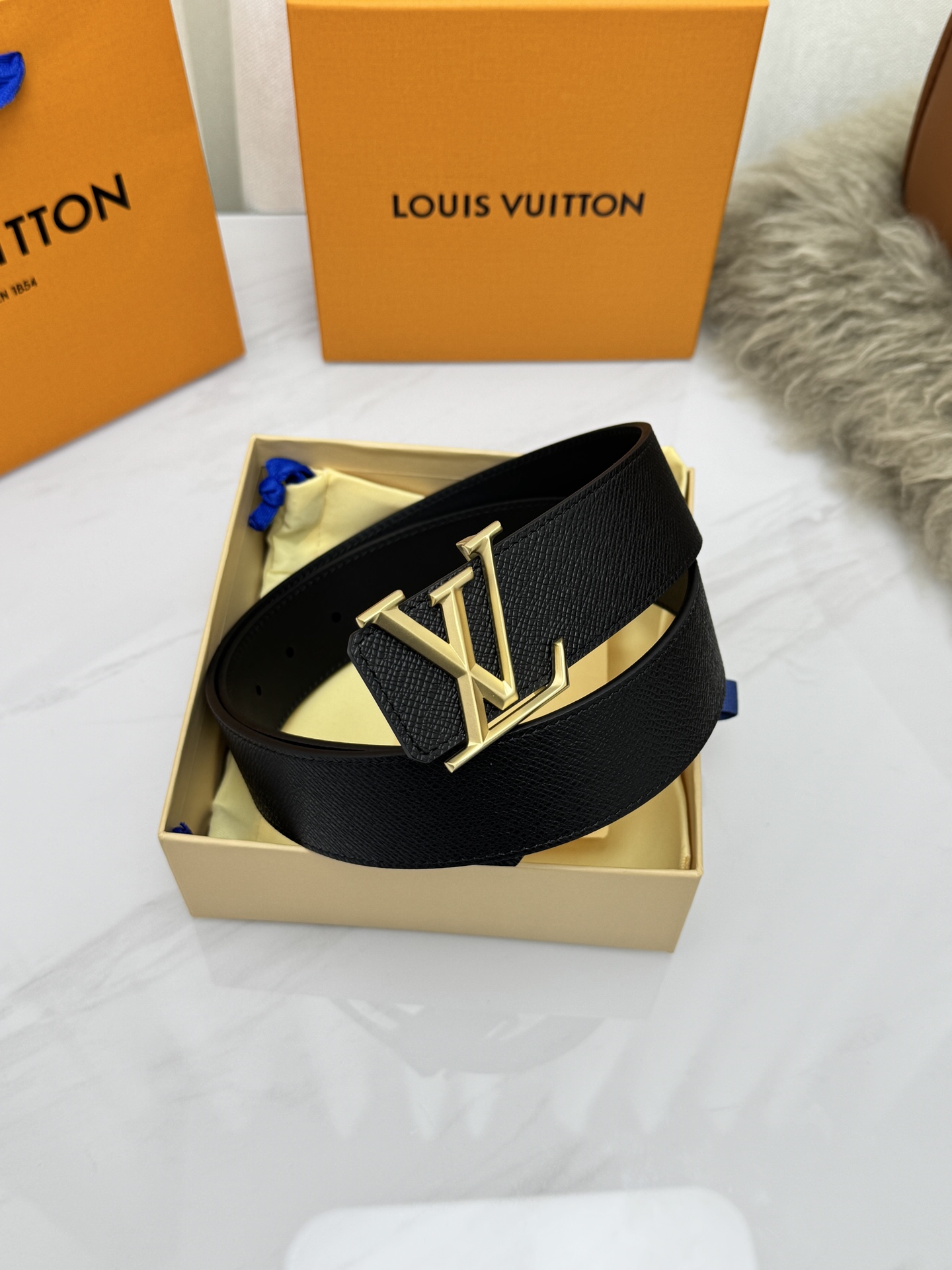 LV 奢华款现代 饰以雅致大方的标志性 柔软结实的皮带,可搭配从礼服到休闲装各种服饰。宽度4.0cm LV 奢华款现代 饰以雅致大方的标志性 柔软结实的皮带,可搭配从礼服到休闲装各种服饰。宽度4.0cm