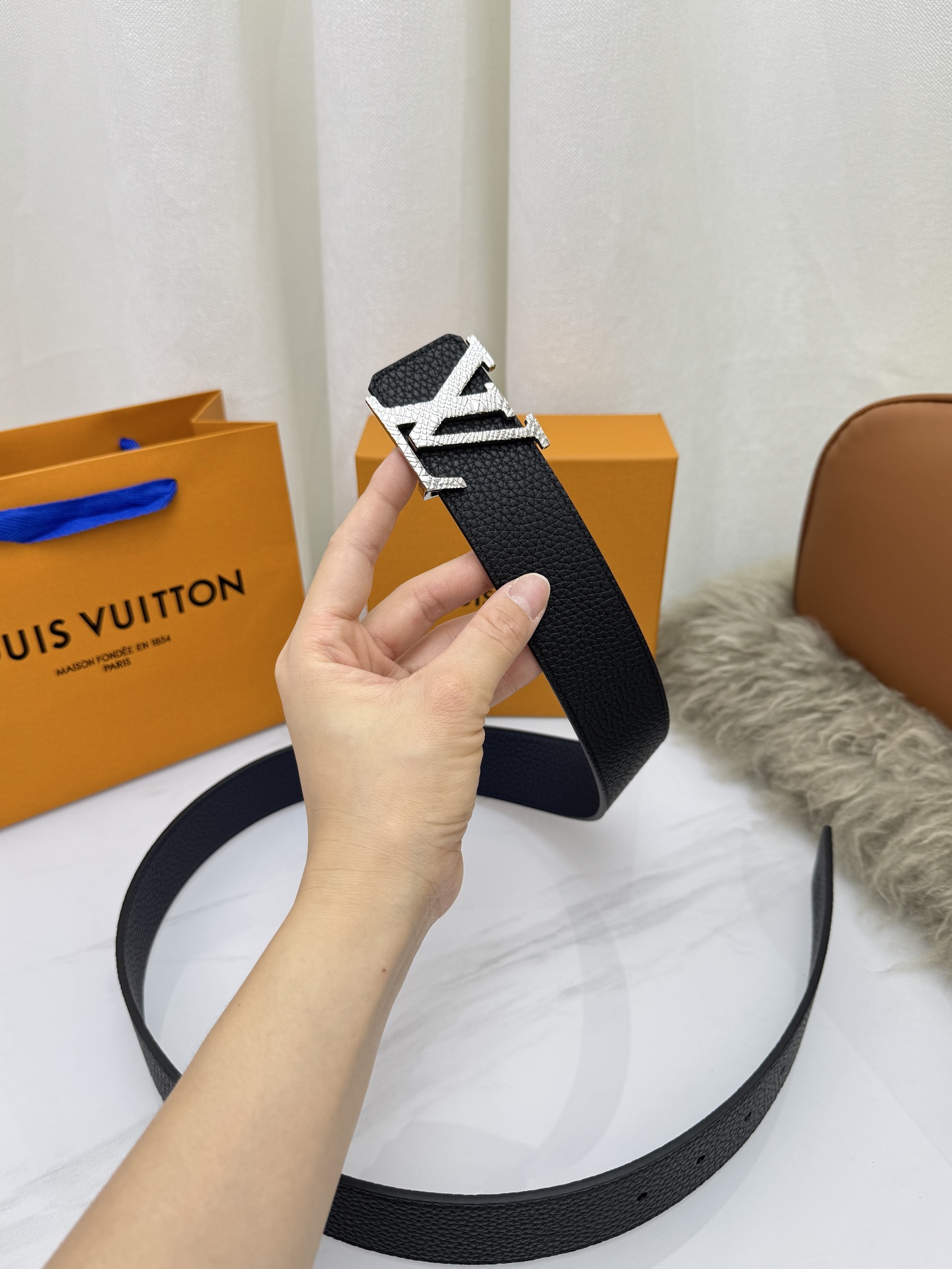 LV 奢华款现代 饰以雅致大方的标志性 柔软结实的皮带，可搭配从礼服到休闲装各种服饰。宽度4.0cm