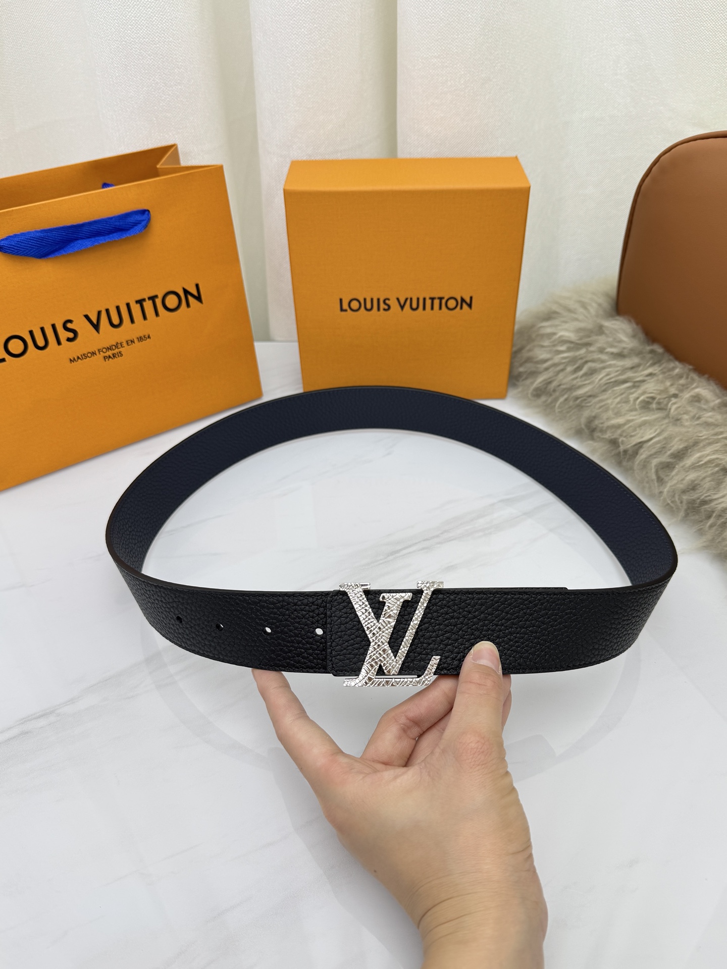 LV 奢华款现代 饰以雅致大方的标志性 柔软结实的皮带，可搭配从礼服到休闲装各种服饰。宽度4.0cm