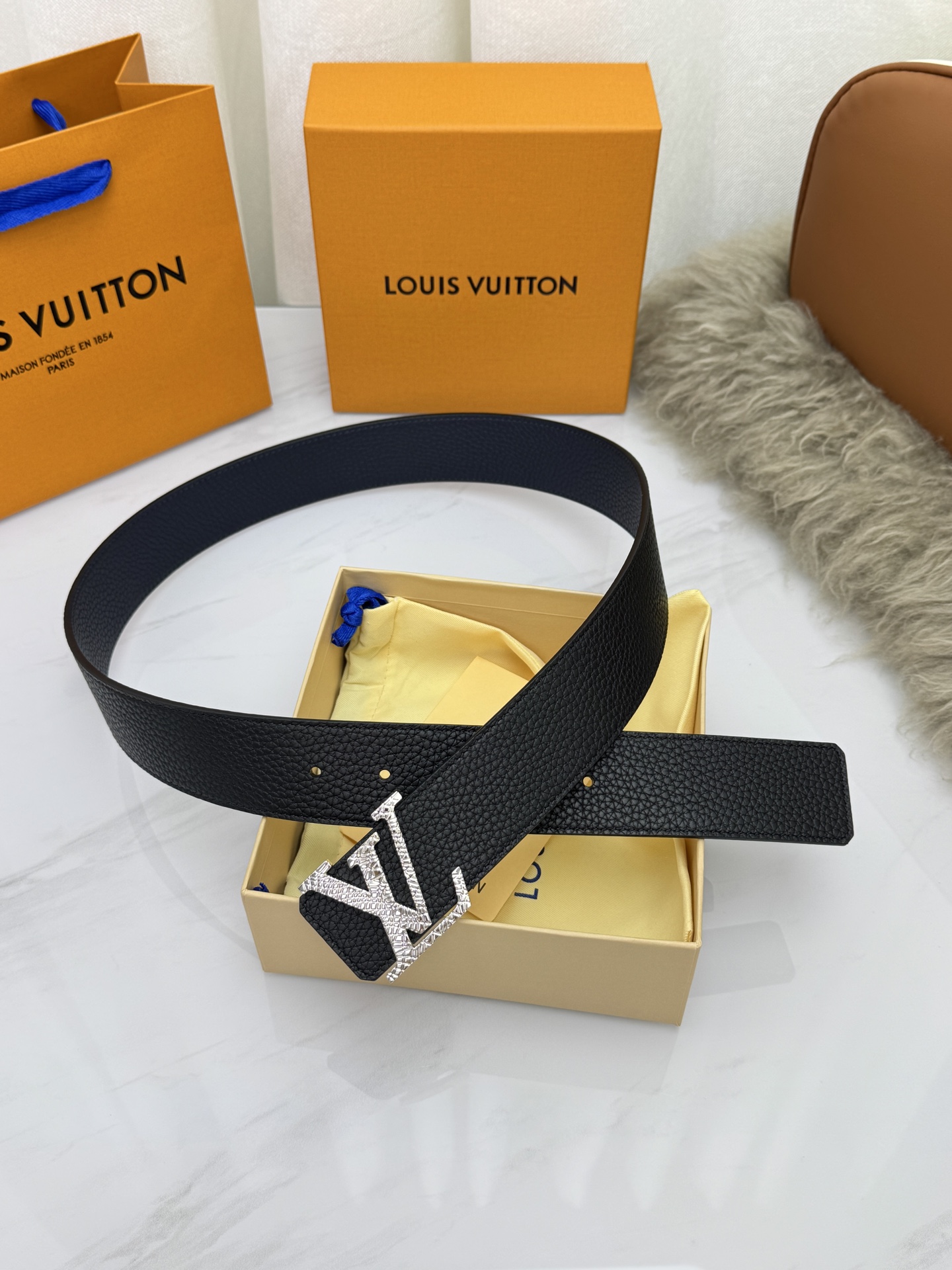 LV 奢华款现代 饰以雅致大方的标志性 柔软结实的皮带，可搭配从礼服到休闲装各种服饰。宽度4.0cm